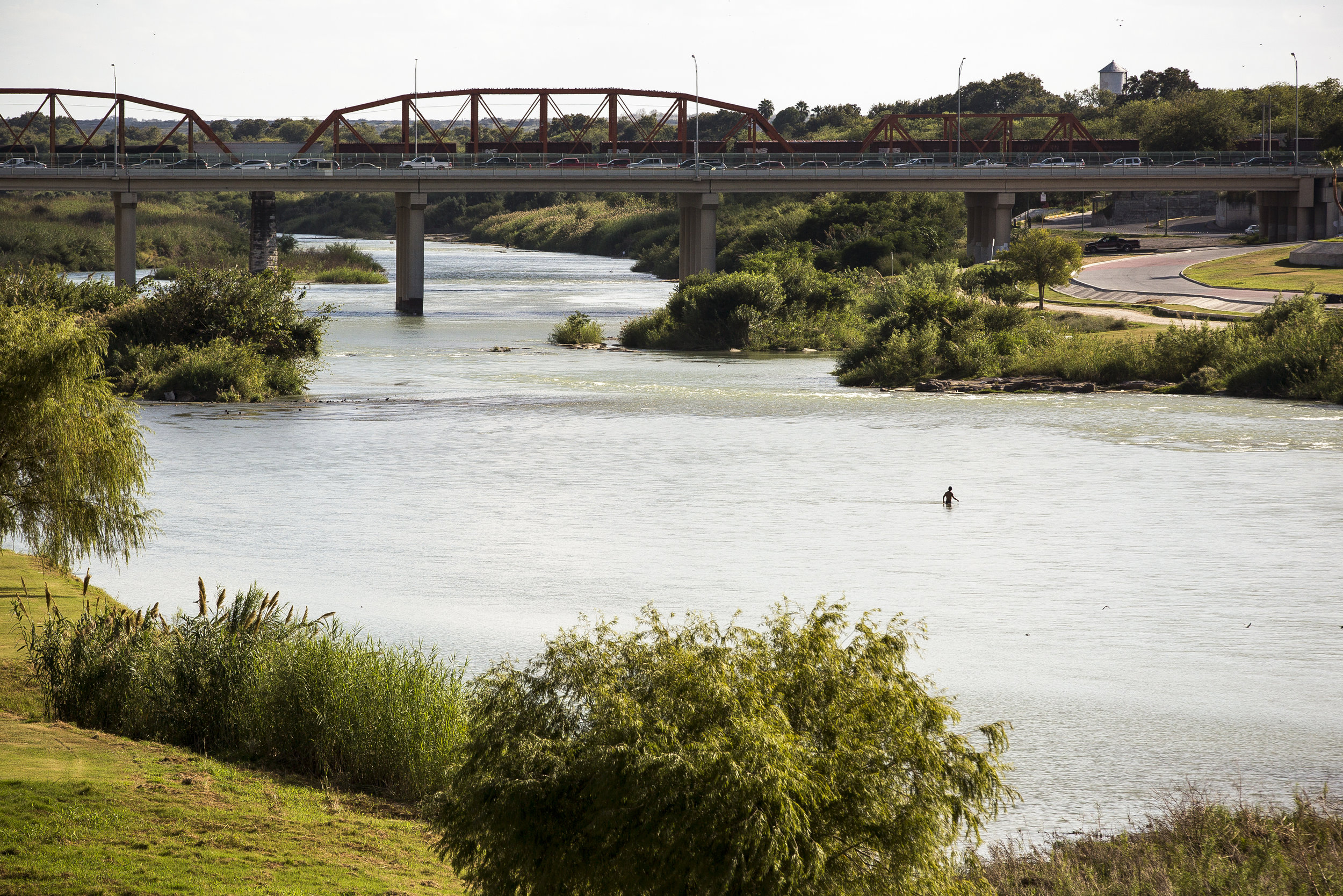  The international bridge and Rio Grande river between Eagle Pass and Piedras Negras. Photo by Martin do Nascimento 