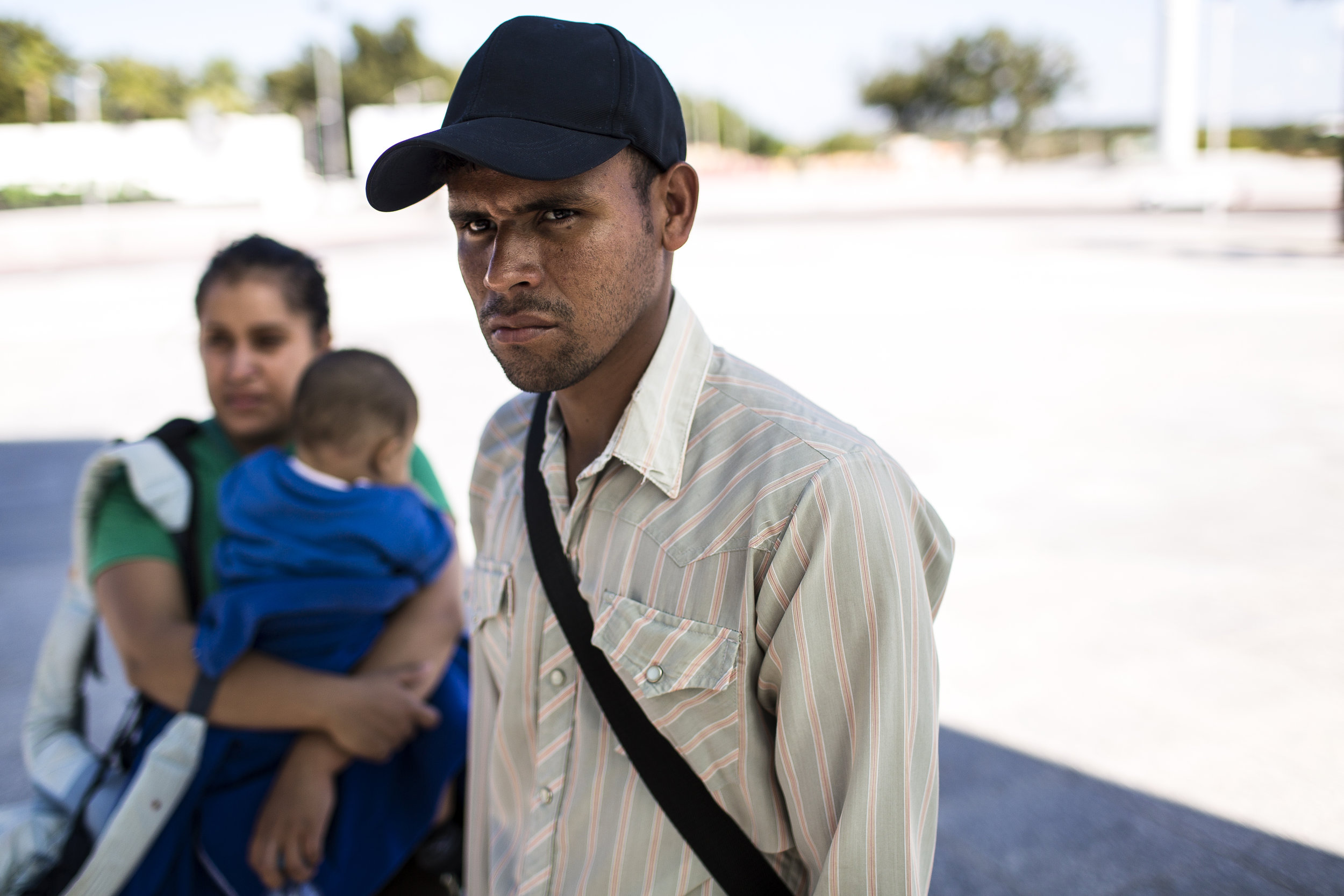  The Carias family leaves the US-Mexico border overlook in Piedras Negras, Mexico, after spotting a group of young men that make them uneasy. They have heard about individual migrants and also families being abducted and held for ransom and Dikeni wa