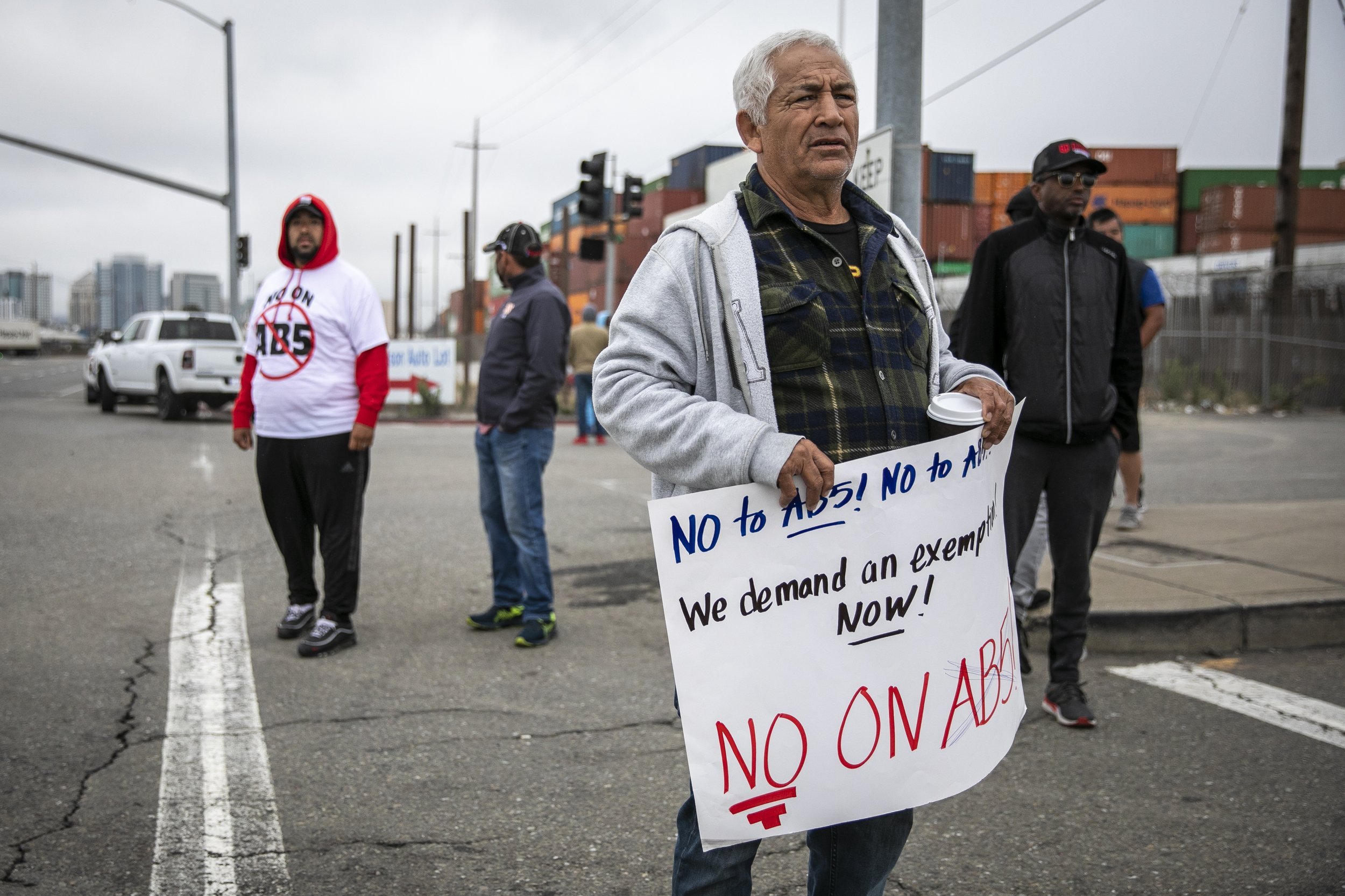  Jaime Carrillo and other independent truck drivers protest California's AB 5 labor law by blocking entrance to the Port of Oakland on July 21, 2022. Photo by Martin do Nascimento, CalMatters 