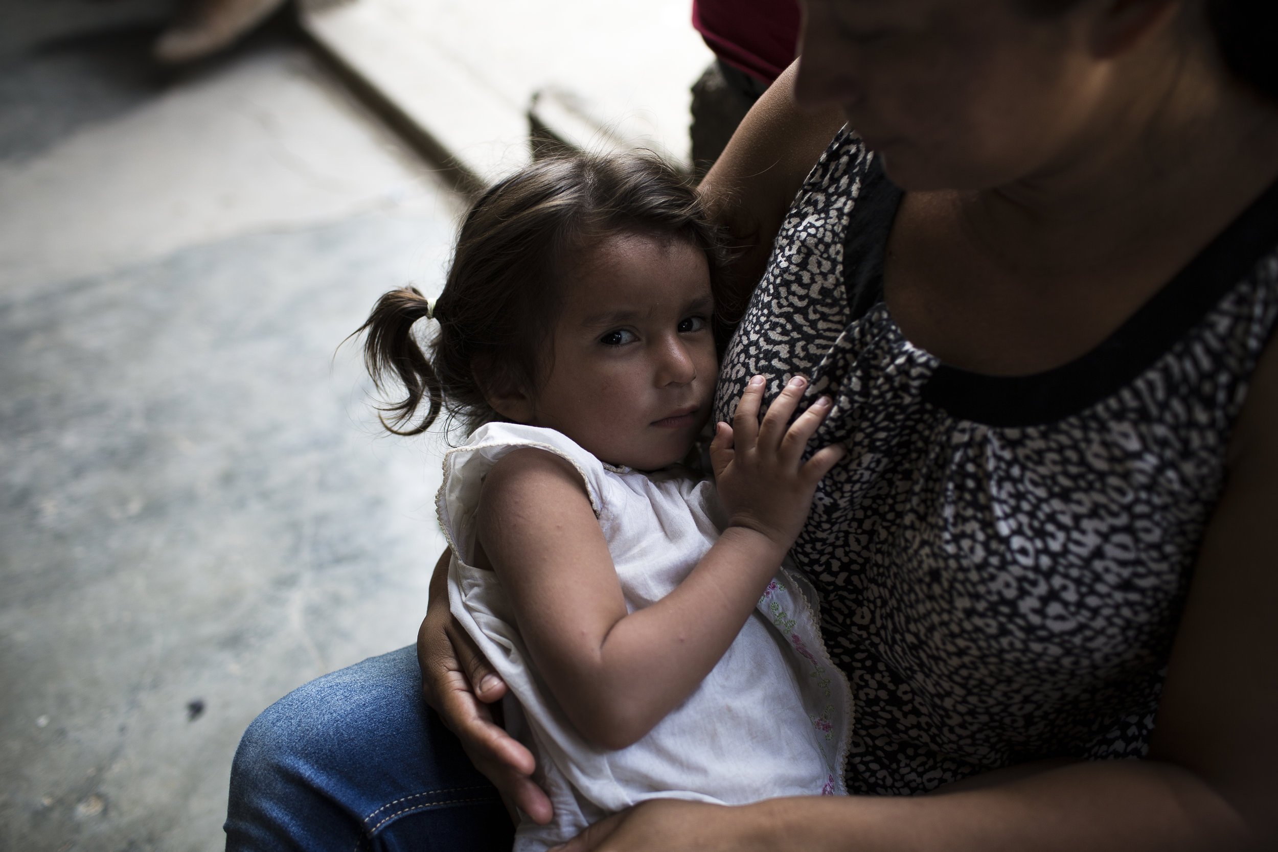  Ashley de Portillo, 2, travelling north her mother Natividad Rosales de Portillo, 35, in the Albergue Para Migrantes Chahuites, in Chahuites, Mexico. Photo by Martin do Nascimento 