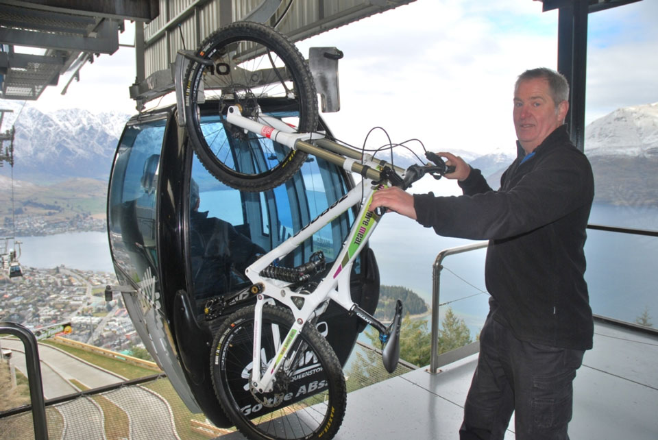 Skyline-chief-Ross-Davidson-offloads-the-Zerode-bike-at-the-top-of-the-gondola-med-res