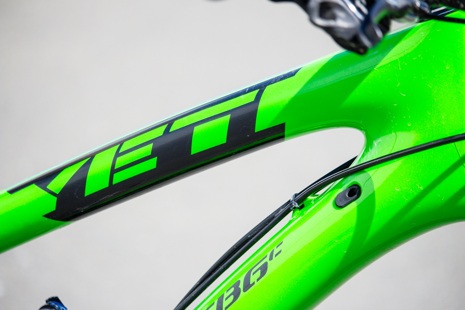 A combination of internal routing and well considered external routing means there's plenty of options for tidy cable and hose organisation.. Plus it's also south paw friendly, which is always pleasing to see.