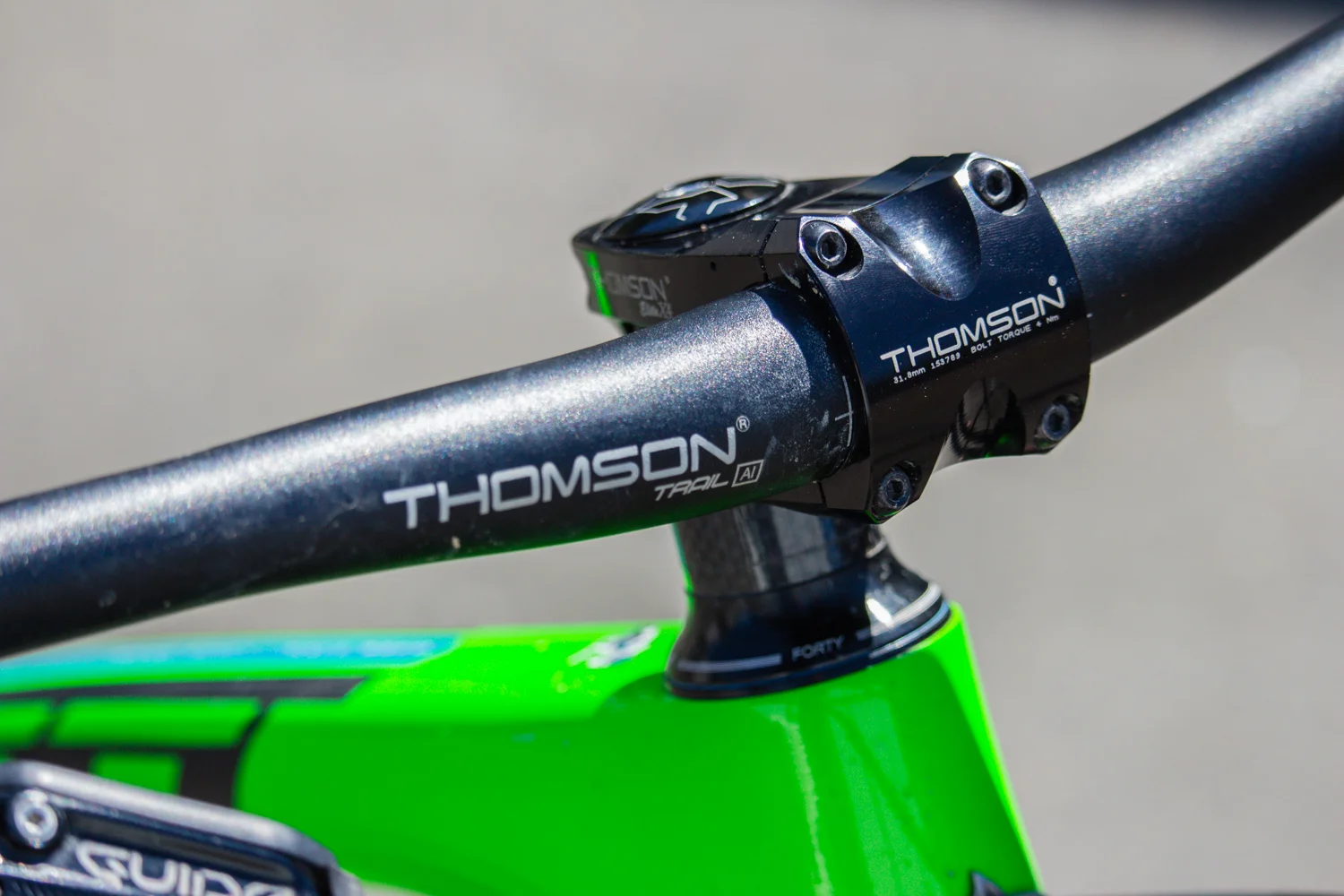 The cockpit (bars and stem) and the dropper post are provided by Thomson.
