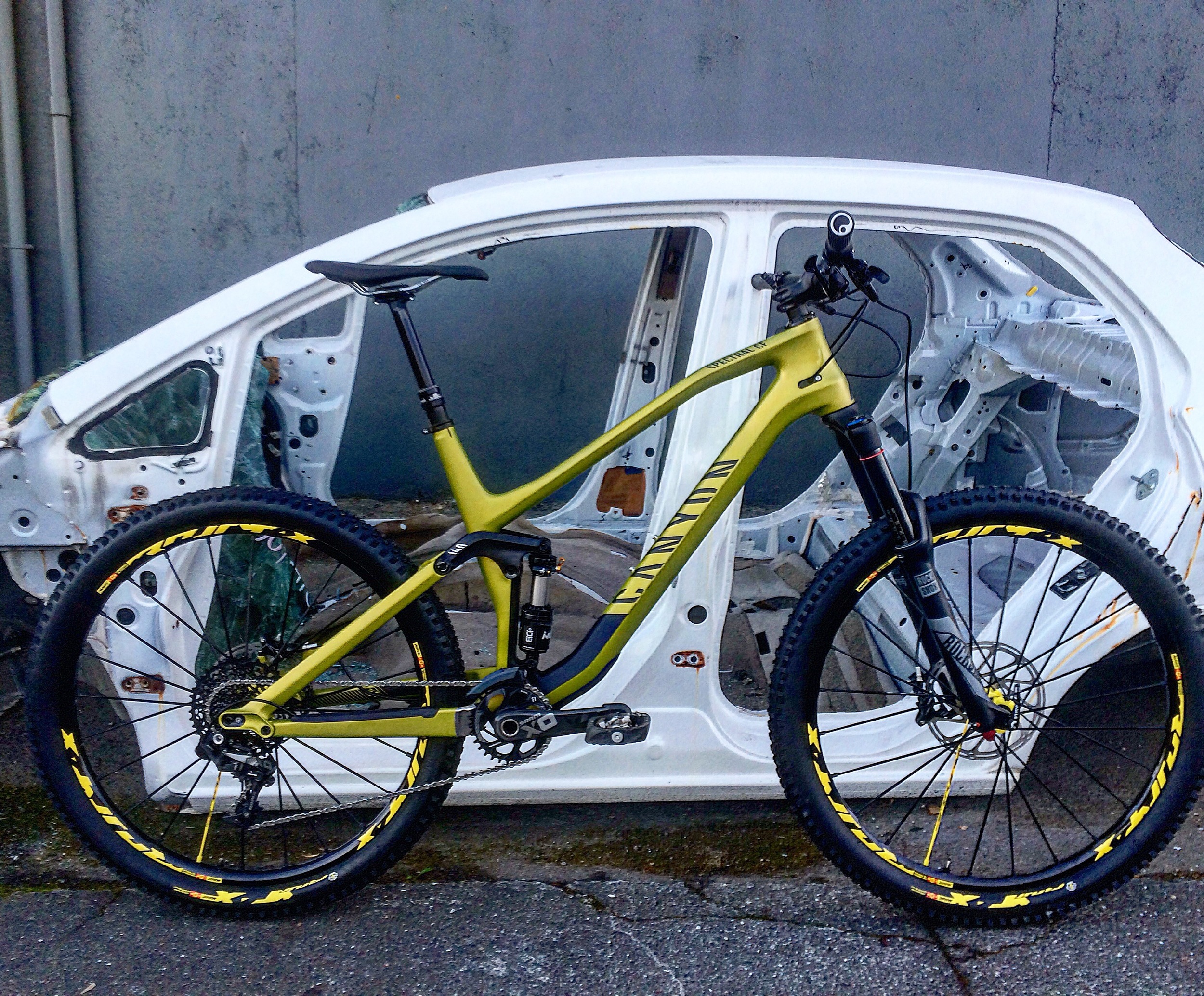 A 28lb (without pedals) carbon bike with a CaneCreek Double Barrel Inline CS. 140mm rear and a 150mm Pike RCT3 up front giving it a 67 deg head angle, a 74.5 seat tube angle and a long reach of 455mm for this large we have here.