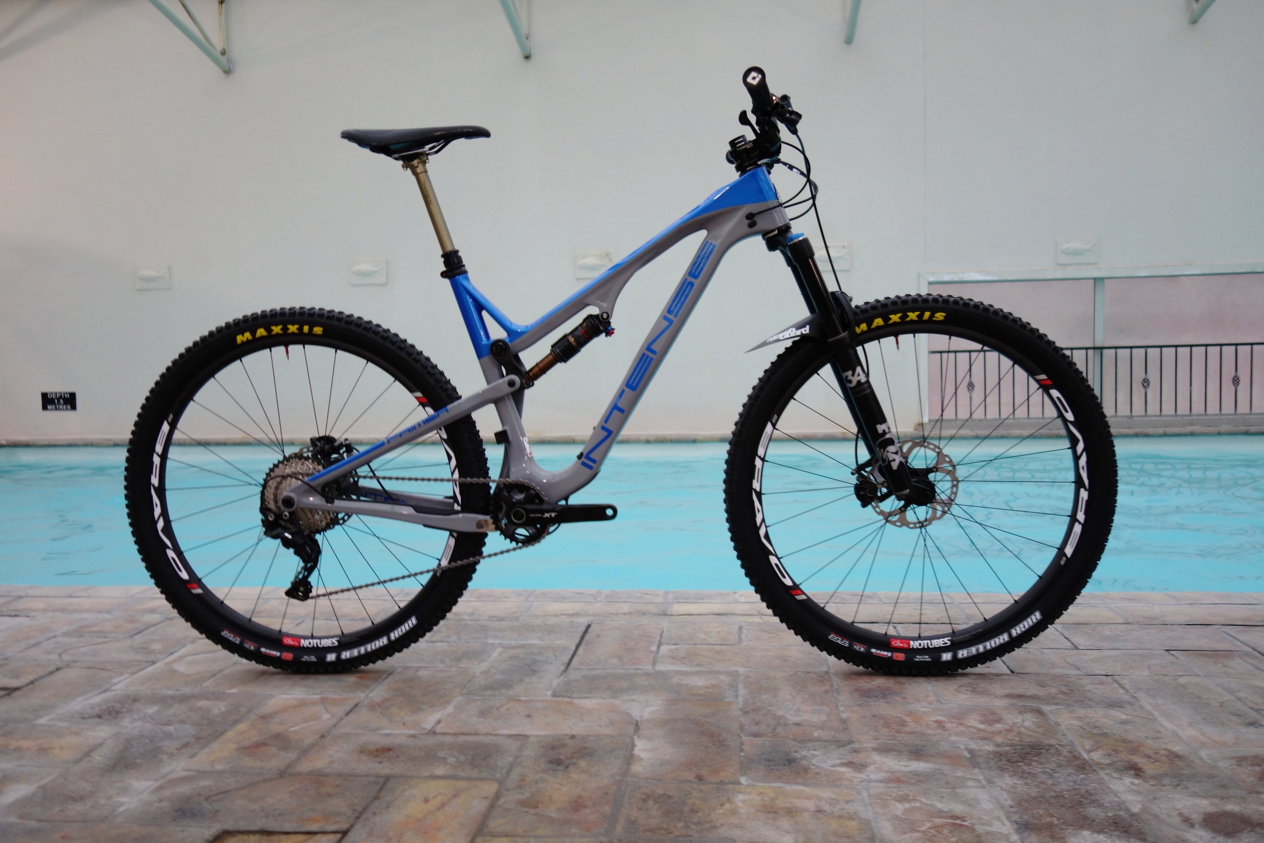 The 29er Primer. Comes in this SL version with carbon rocker link and titanium hardware or a standard alloy rocker with steel bolt kit . 115-130mm. 67.5 degree head angle.