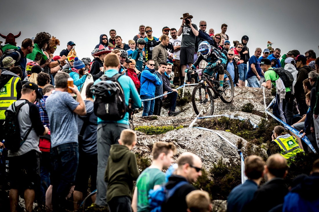 The 29er wheels rolling nicely over the rocky slabs