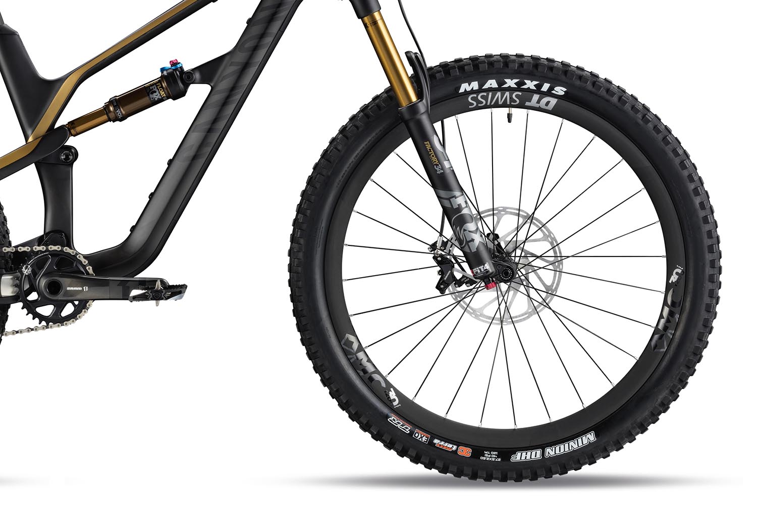 Boost hubs, 30mm DT Swiss rims and Maxxis 2.6" tyres are the go-to on most models