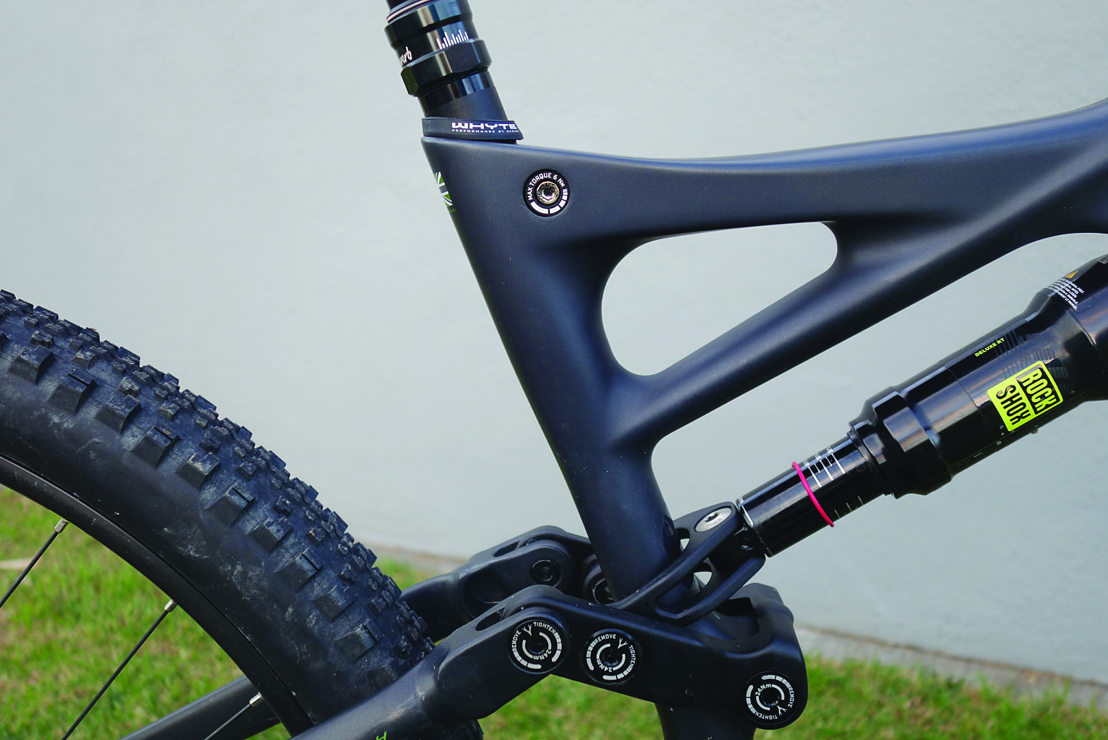 Integrated seat, keeps your dropper clean and working as it should.