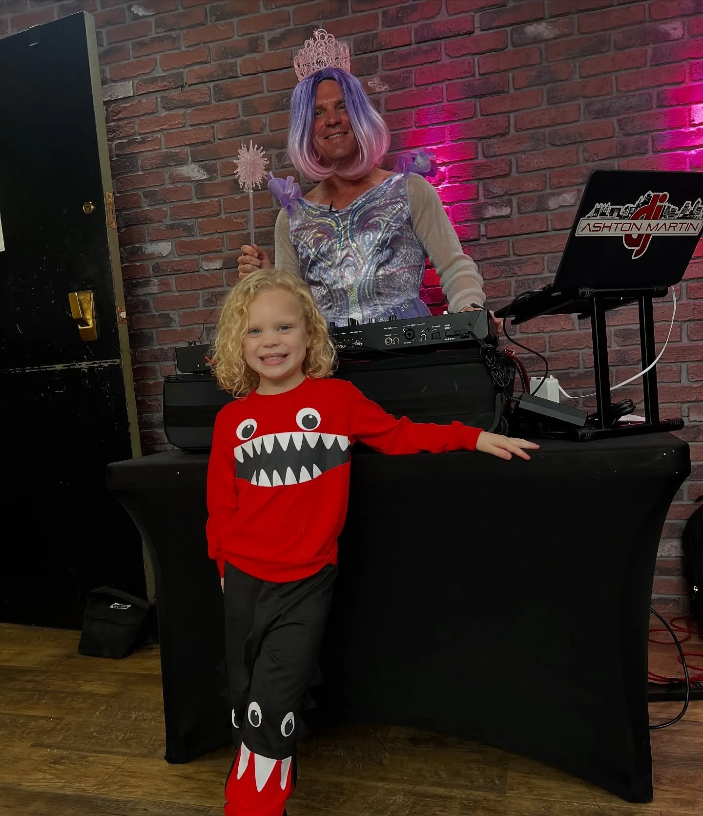 Halloween special @greatdaykc 👻🎃 Monroe helped me introduce Beyonc&eacute; &amp; Taylor Swift🤣 @tonimarietalley @carrie.gillaspie