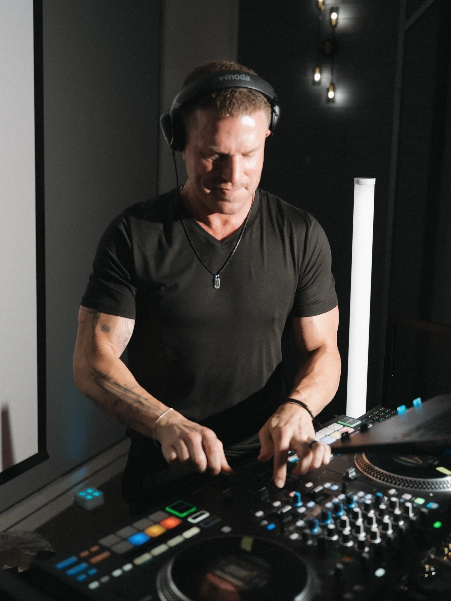 So very Grateful to be part of Wine About Cancer, Shave to Save with the American Cancer Society, and Children&rsquo;s Place &ldquo;Party for the Place&rdquo; @wineaboutcancer @americancancersociety @childrensplace 🙌🏻🎧

Being able to bring music a