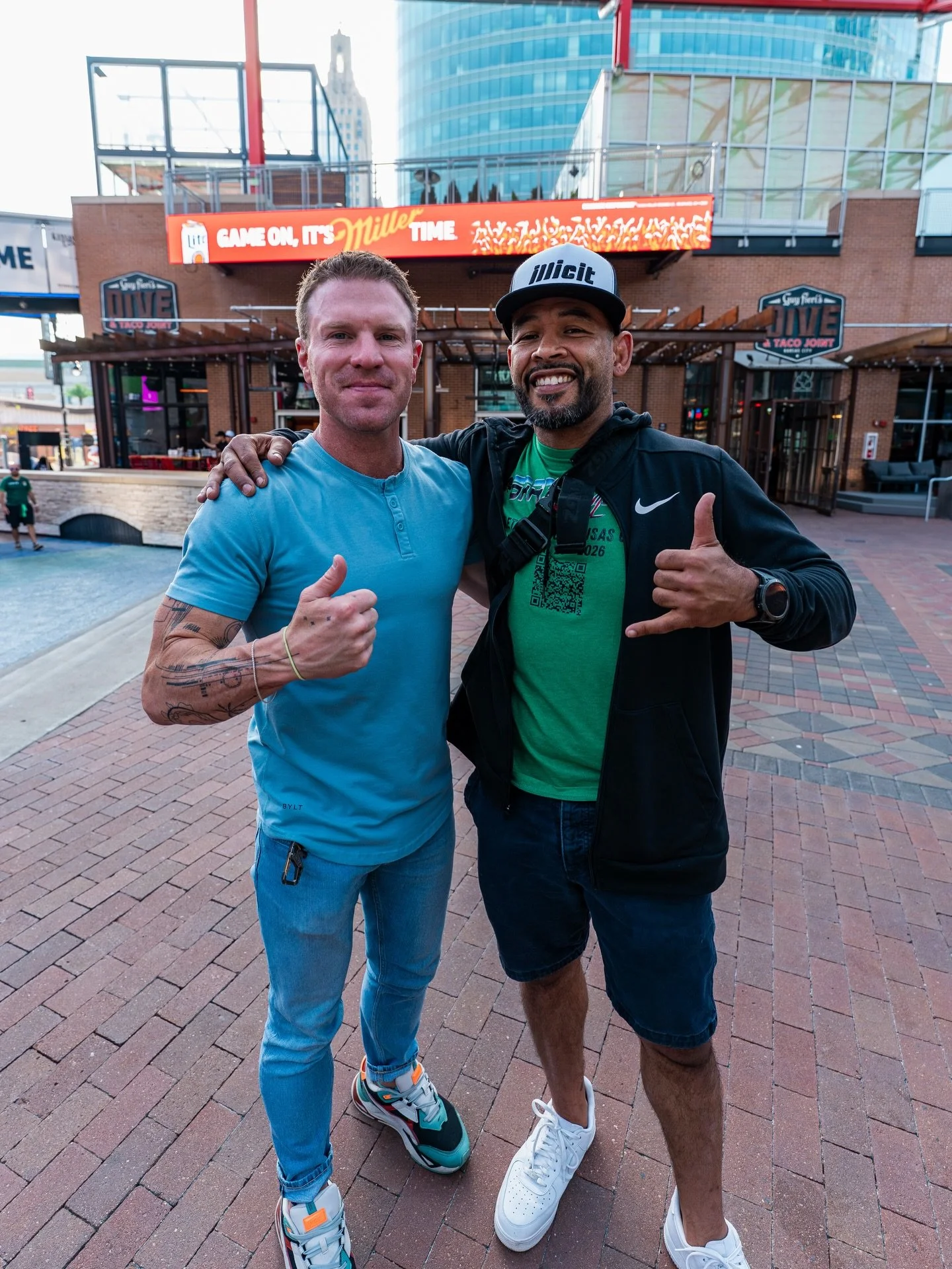 This Sunday it goes down again👊🏼 Come watch me fight in the @bartendersbrawlkc 🔥 Huge shoutout to @bearsrudy for preparing me for fight night🤝

🎟️Visit their page for tickets! Use code: ashtonm