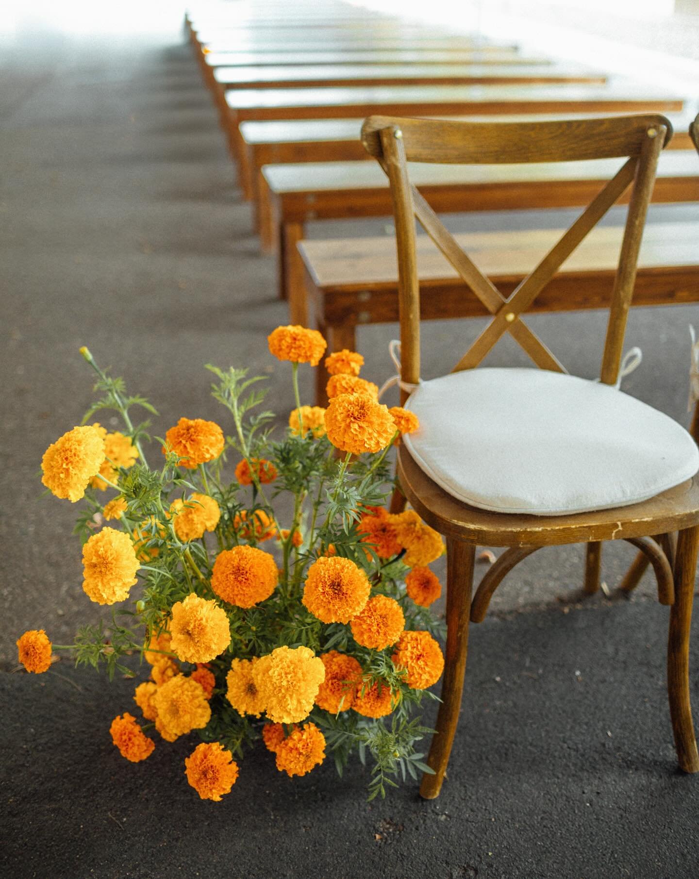 Look at all those dreamy florals 😍
But hey, let&rsquo;s talk about the stuff you don&rsquo;t see on Pinterest.

I wrote a little something for all my couples (or future couples 👀) stepping into the world of wedding planning: the unfiltered, honest 