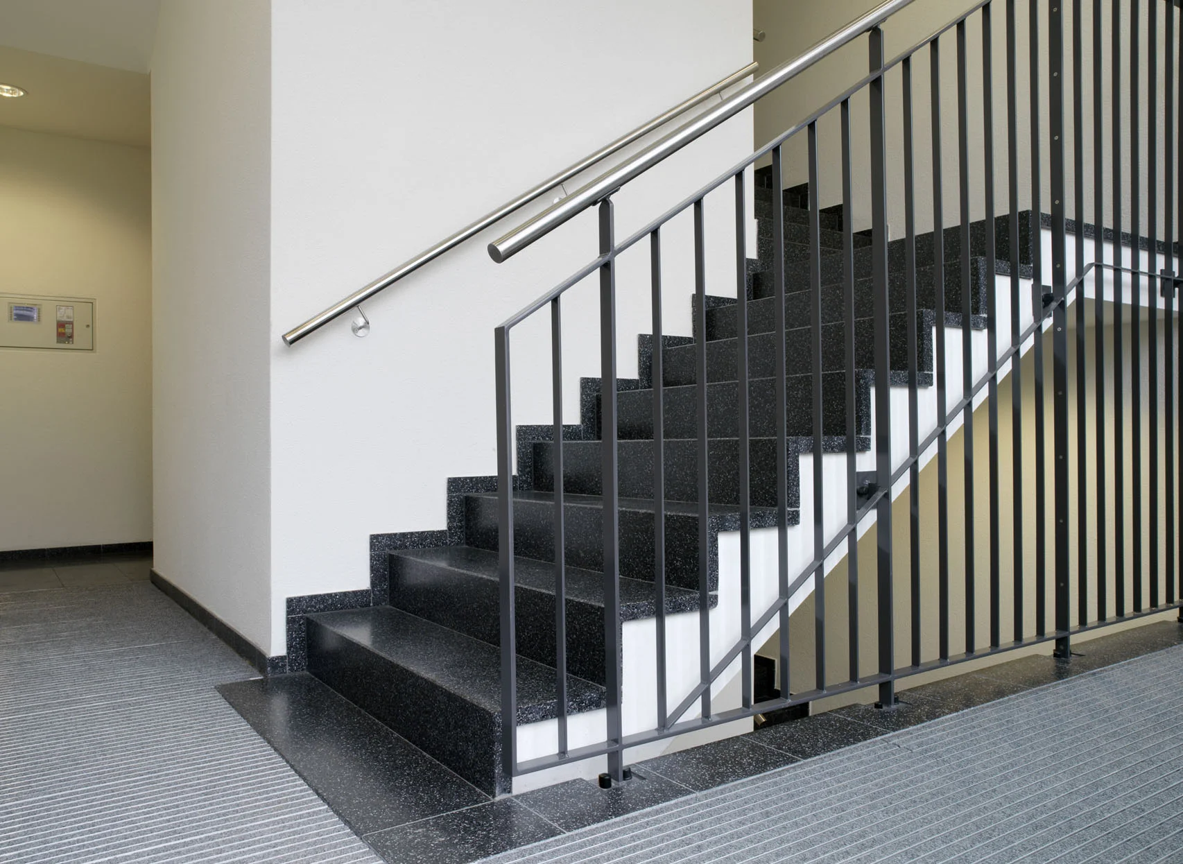 Treppen & Bodenbeläge aus Kunststein – Breitenstein