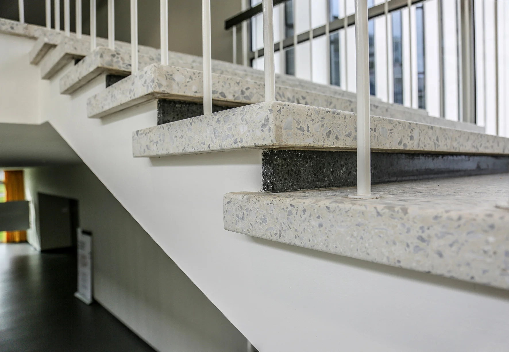 Treppen & Bodenbeläge aus Kunststein – Breitenstein