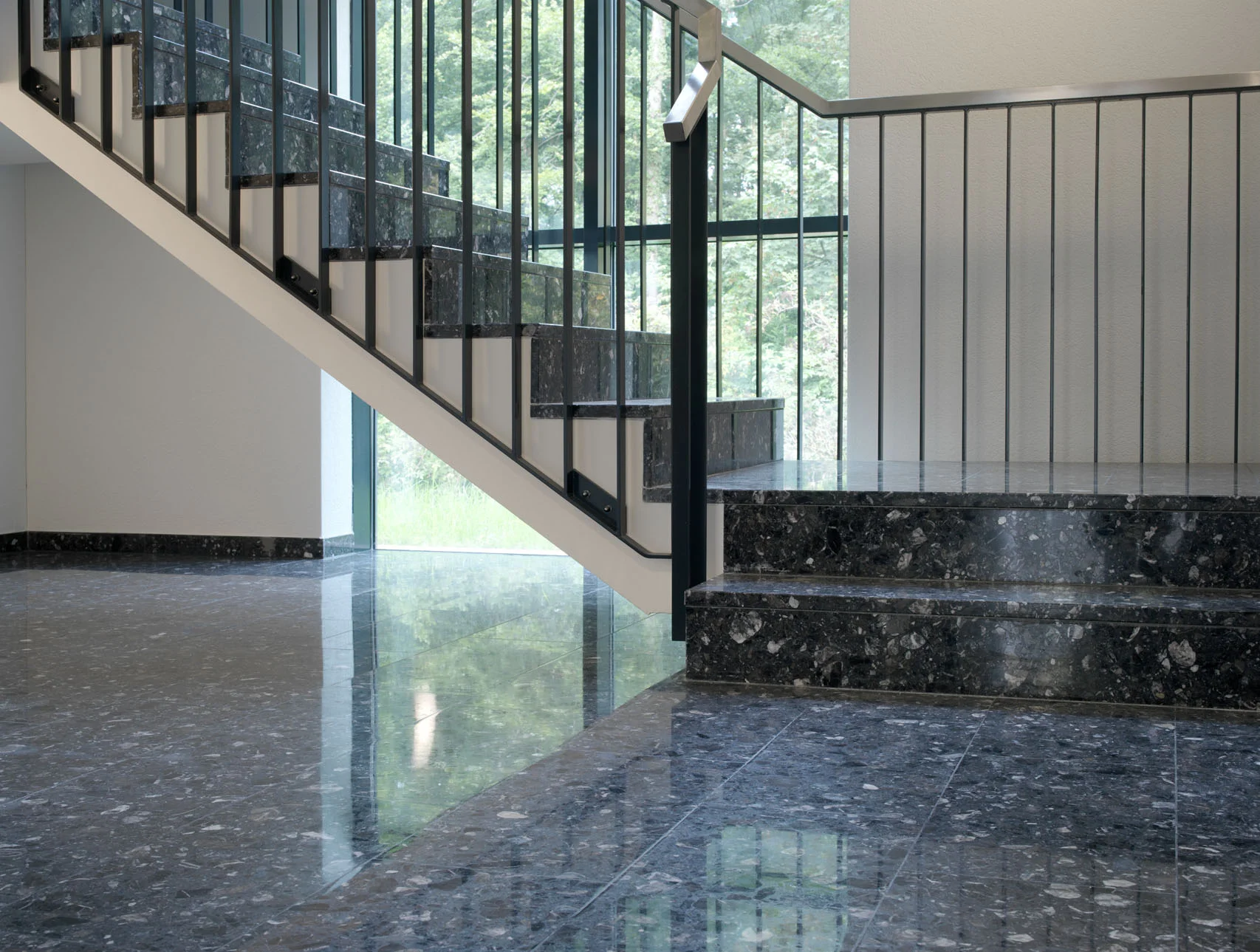 Treppen & Bodenbeläge aus Kunststein – Breitenstein