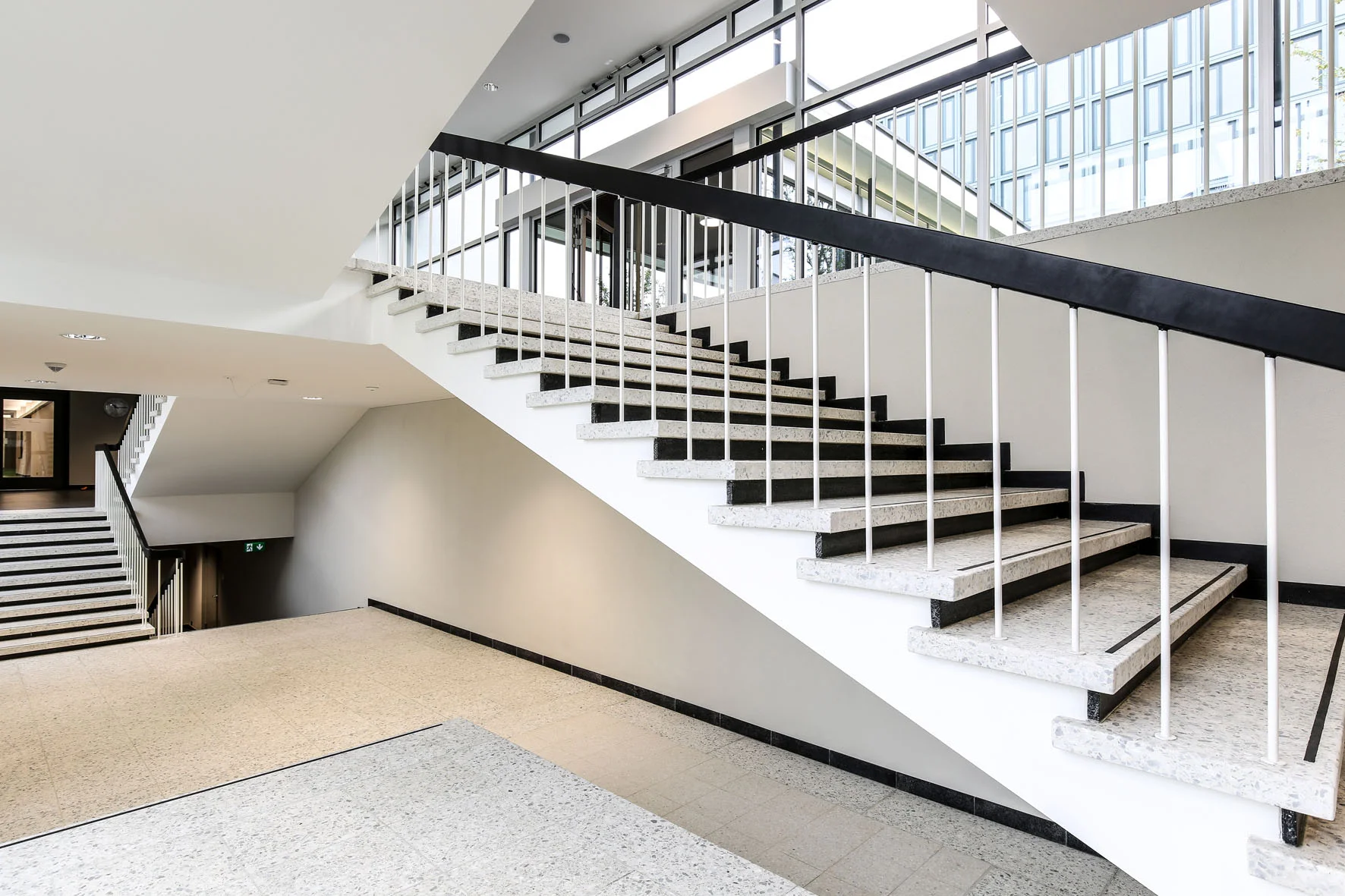 Treppen & Bodenbeläge aus Kunststein – Breitenstein