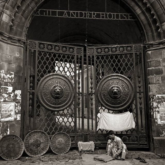 Setting up shop 
#nagarnagar #earlymorning #calcutta #kolkata #colonial #architecture #India #streetsofindia #_soi #streetvendor 
Built for the firm of Gillanders, Arbuthnot &amp; Co (1819) - a managing agent for jute mills, collieries, tea estates, 