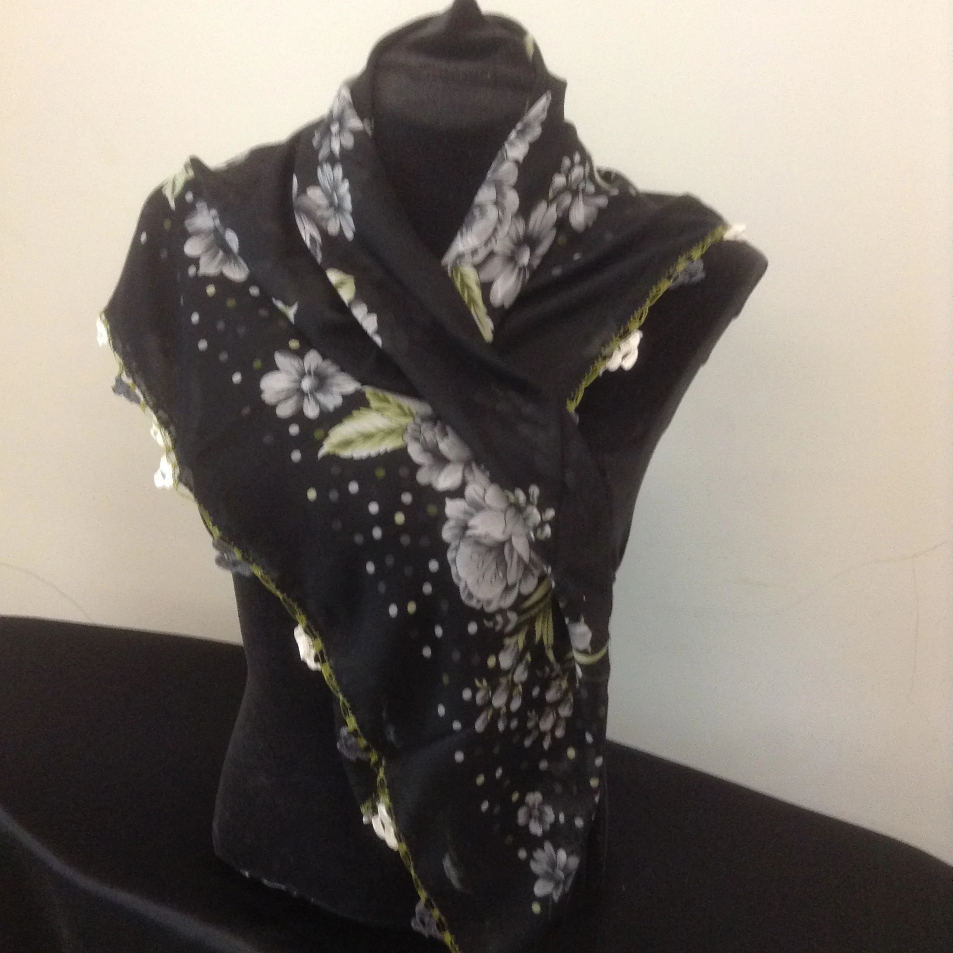 Flower pattern scarf with crochet edging