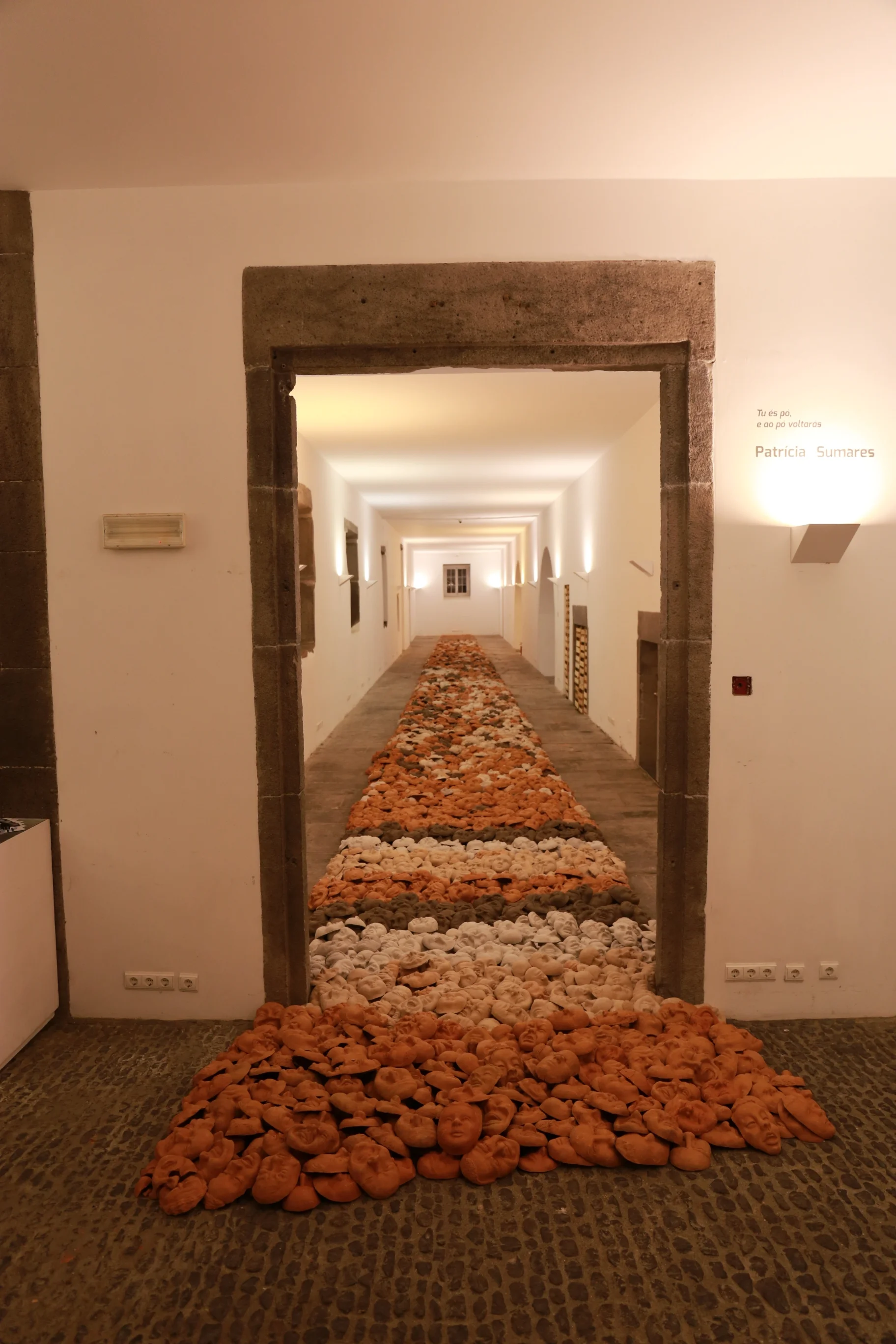 Instalação " Tu és pó e ao pó voltarás" da Artista Plástica Patrícia Sumares