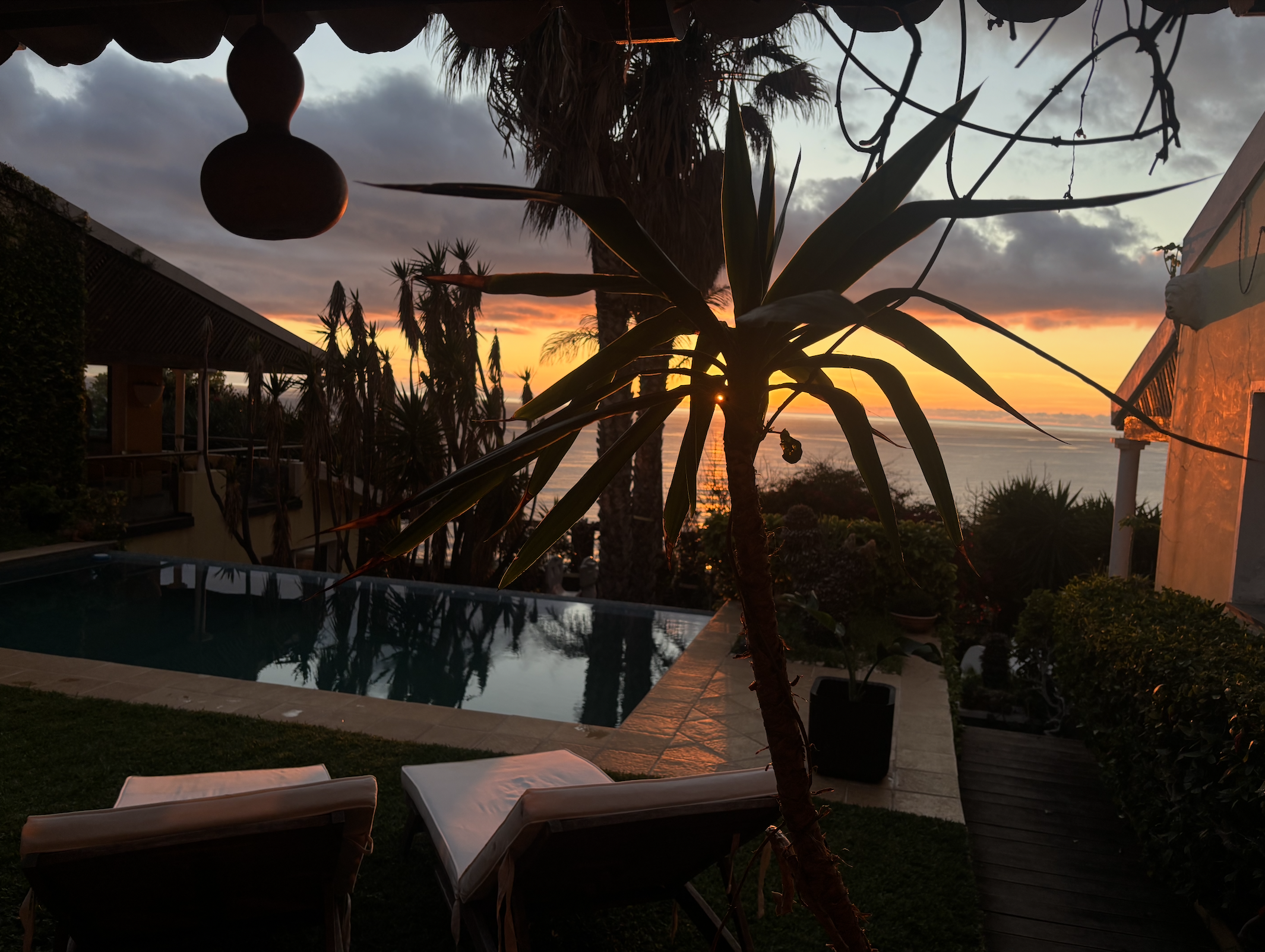 por do sol piscina.png