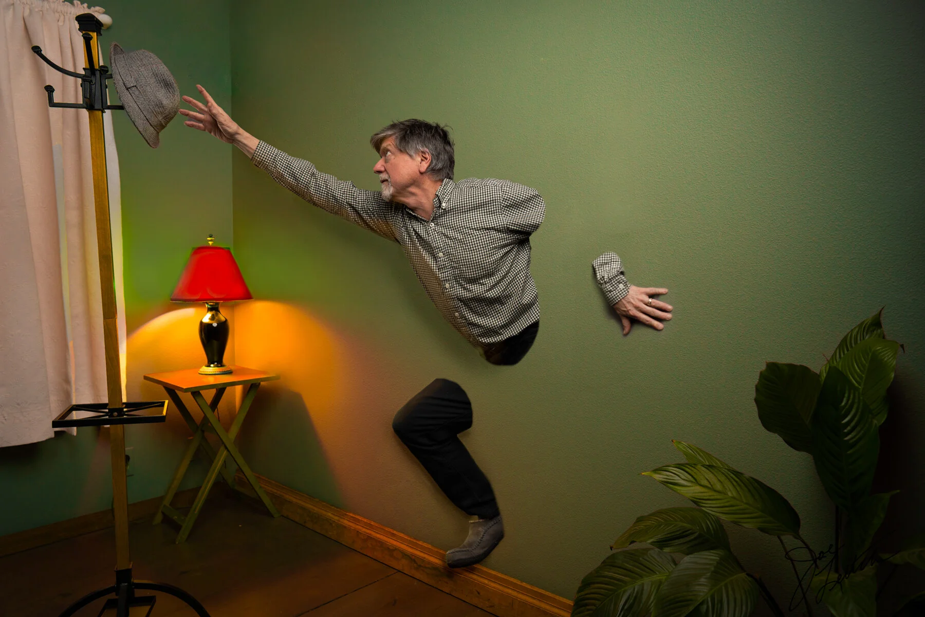 Joe Through Wall-02016-Edita-31.JPG