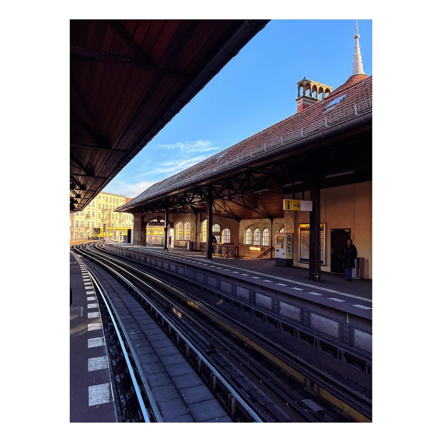 January sunshine. Host city: #berlin #ubahn #schlesischestor  #u1 #bluesky #sunshine #rail #januarysun #wintersun #jan #jan2025 #jan25 #berlinstagram