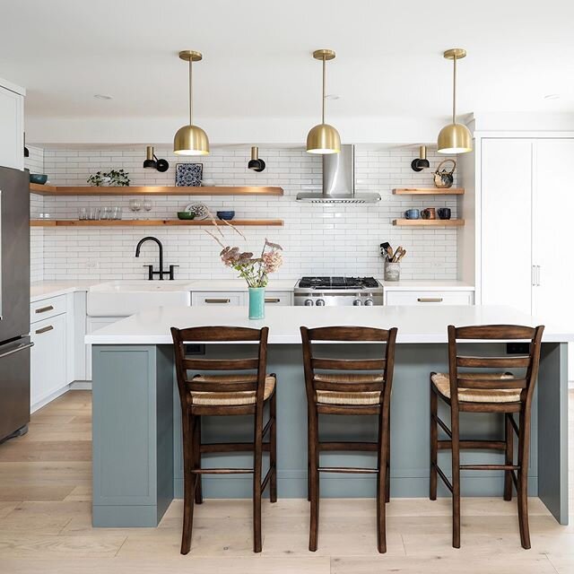 Our Vista Beach project is finally posted. Check out my website for more images.  Contractor: @masonbrothersconstruction  Photographer: @kellylemayphotography #updatingabasicsuburbankitchen #amazingclients #kitchenreno #torontodesigner