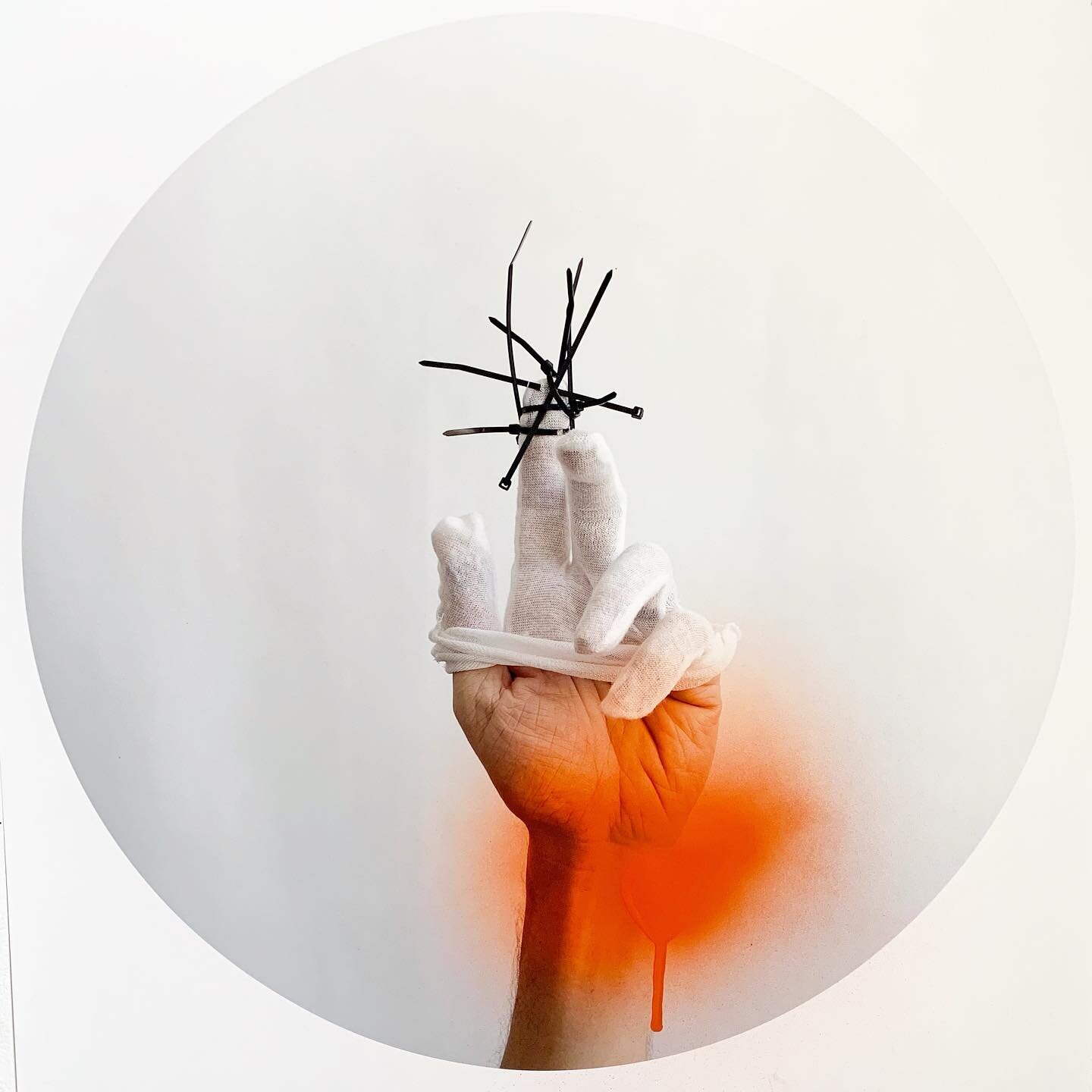 Orange construction spray paint on top of a inkjet print!!! Yahoooo!!! Take that Archivalists! 😂😂😂😉
.
.
.
.
@crafhouston @hcponline #contemporaryart #portraitphotography #portraiture #gadgets #performanceart #installation #photography #stilllifep