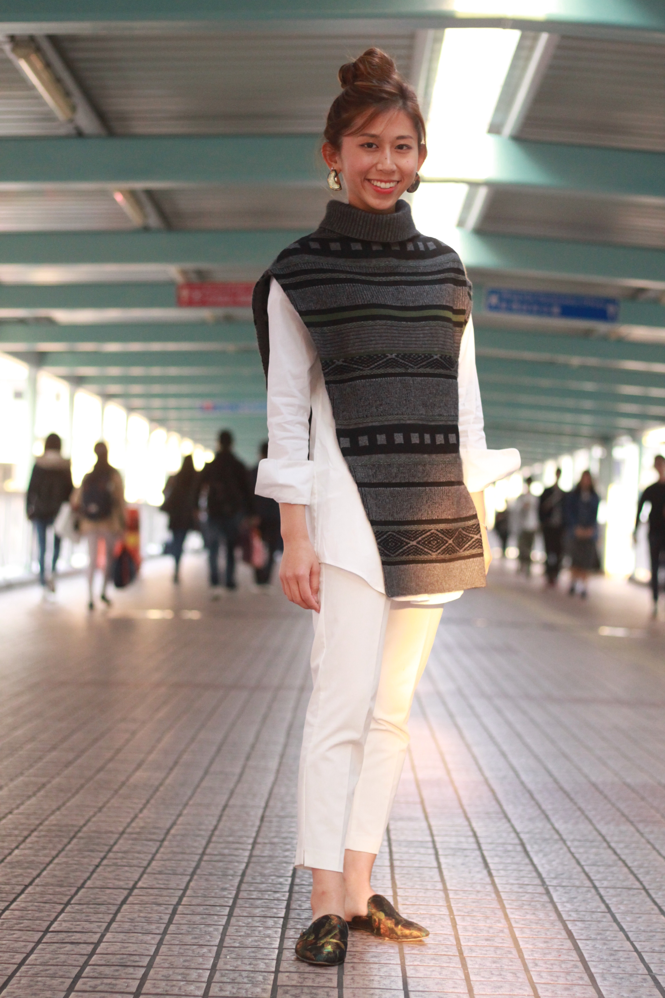 Phillip Lim side-cut vest / Theory white shirt / White pants from Korea / Zara fabric slingback shoes / Zara tortoiseshell earrings