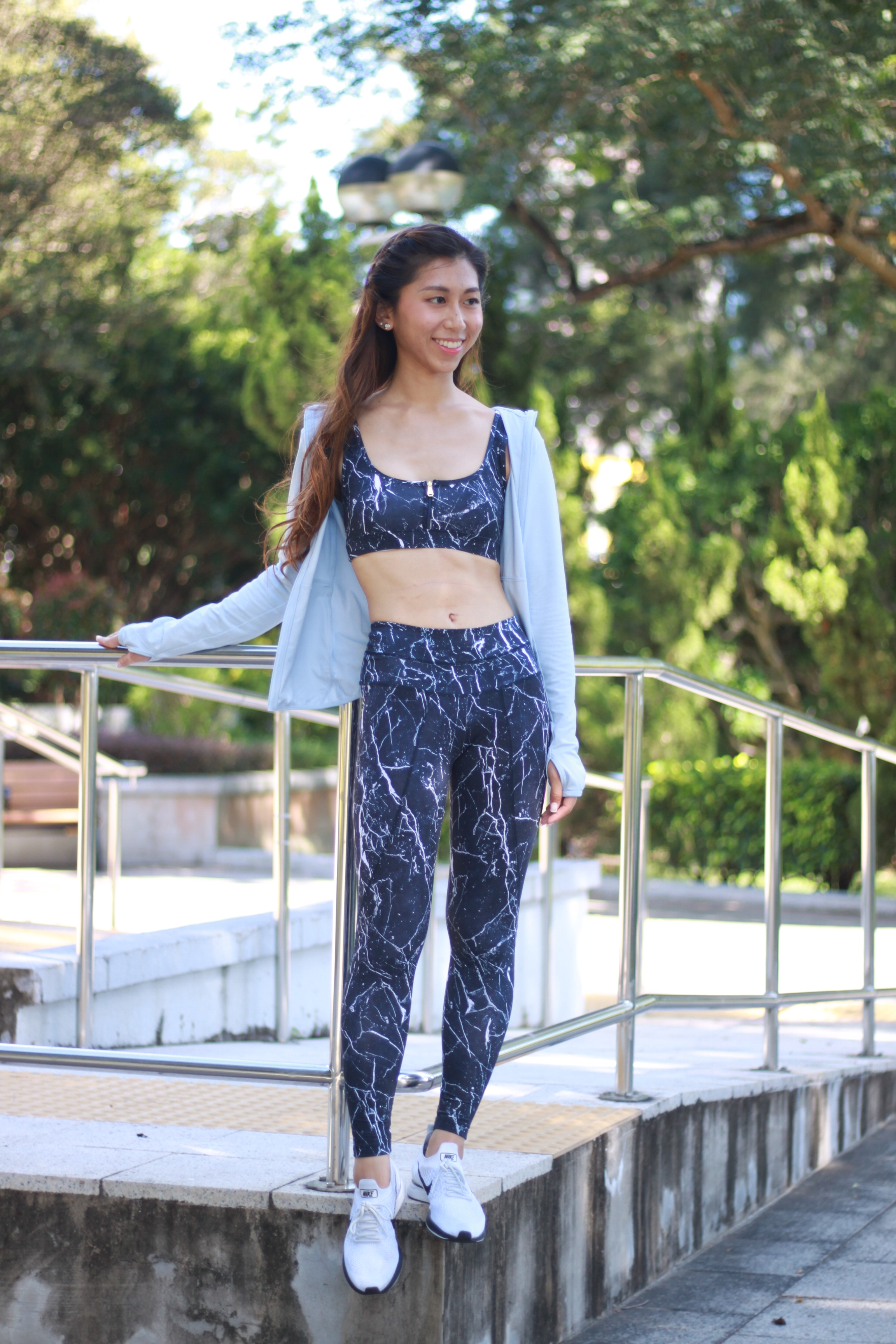 Varley BETH NAVY MARBLE CROP / Varley PACIFIC NAVY MARBLE COMPRESSION TIGHT / Nike Air Zoom Mariah Flyknit Racer / Uniqlo light blue jacket
