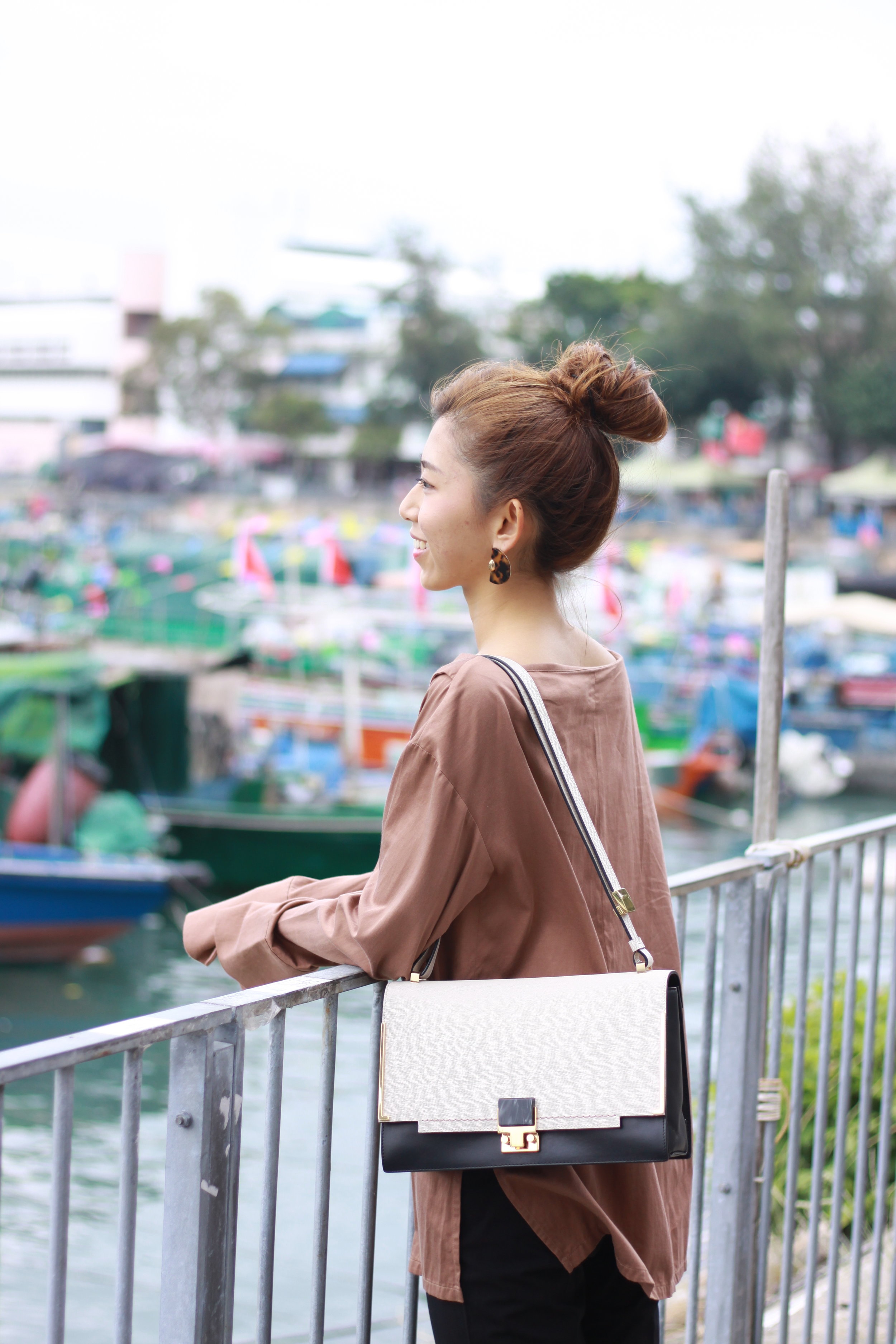 StudioDoe brown off-shoulder shirt / black pants from Korea / GIORDANO LADIES black leather slides / LANVIN partition two-tone shoulder bag