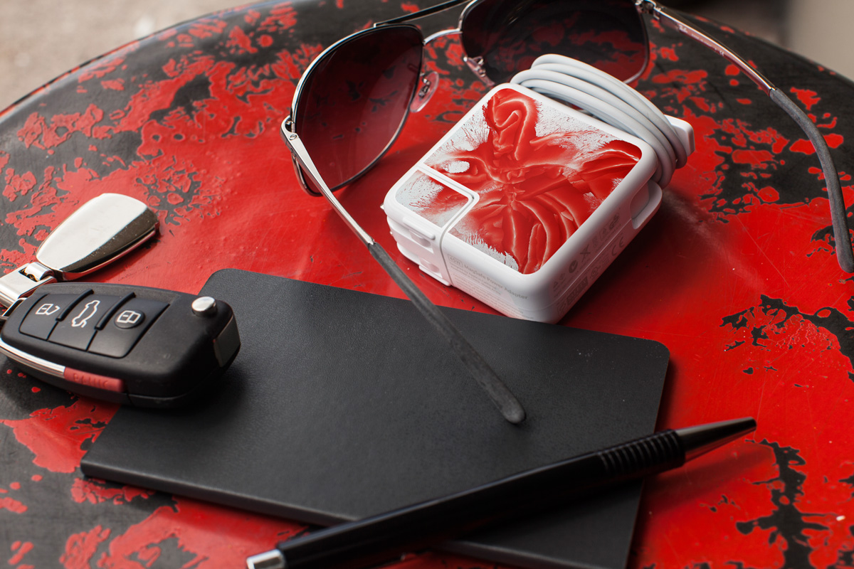Meo_redtable_redcharger.jpg