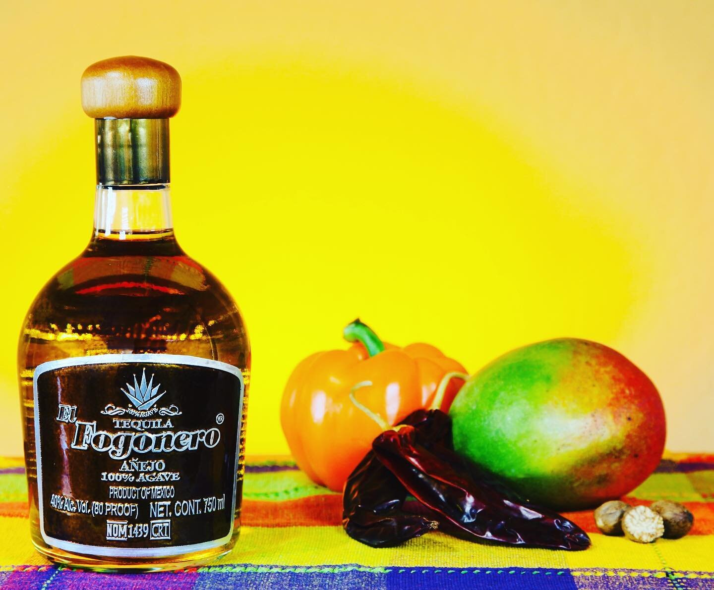 El Fogonero&rsquo;s anejo tequila is aged to perfection for 18 months in charred whiskey barrels with tasting notes of papaya, warm oak, and dark chocolate👌🏽❤️🇲🇽 Available at RALEYS Markets #thebesttequila #sipdontshoot #anejo #raleys #oakandagav