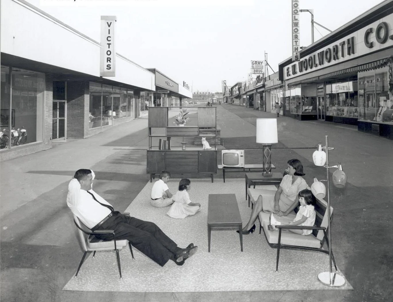 ThruwayPlazaMain Walkway1960DesktopResolution.jpg