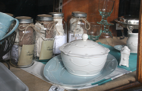 Tabletop from urbancottageatlanta.com