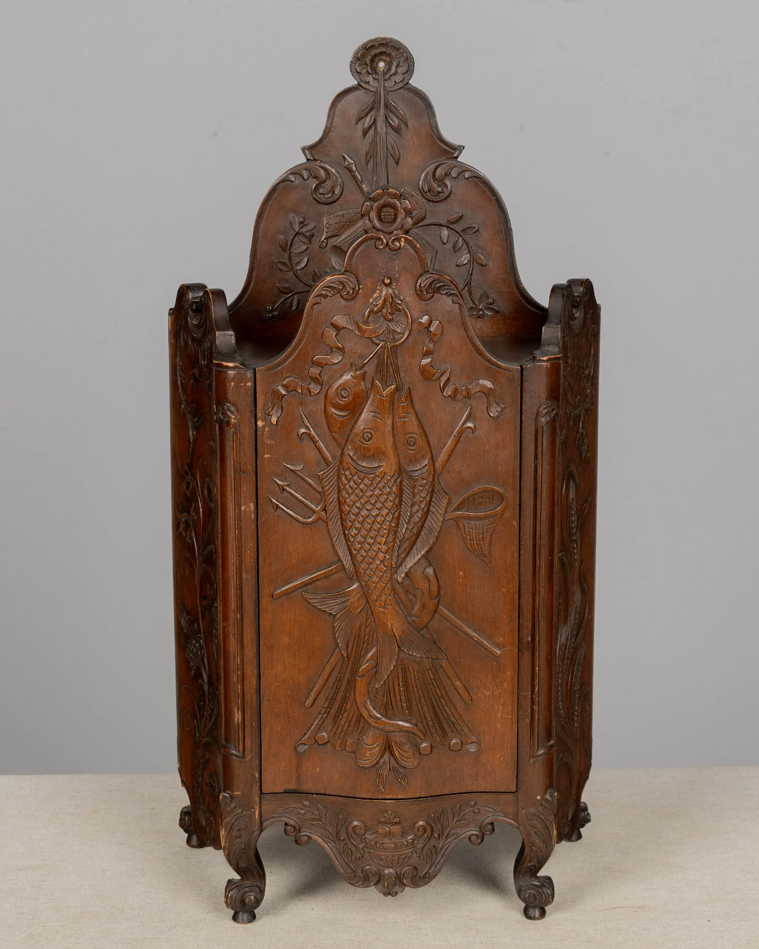 19th century French fariniere made of walnut with nicely detailed hand-carved decorative motifs: