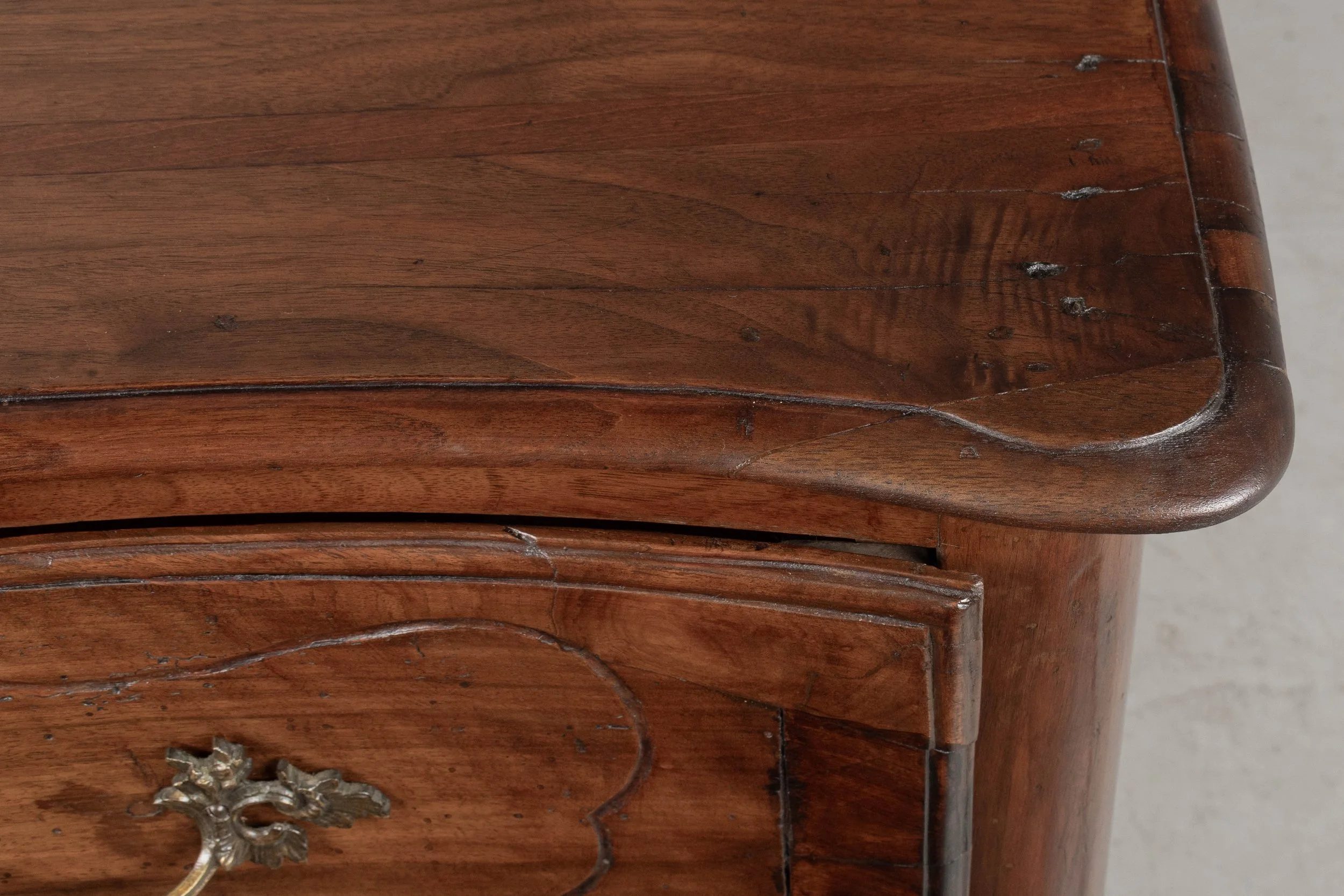 An 18th century Italian Louis XV style serpentine front commode