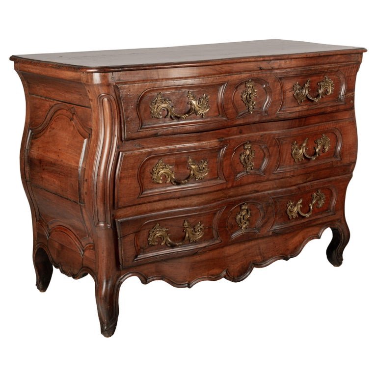18th c commode from the SW of France. Gorgeous form.
#frenchantiques #countryfrenchantique
#antiquechestofdrawers #commodebordelaise #antiqueforsale
#winterparkflorida