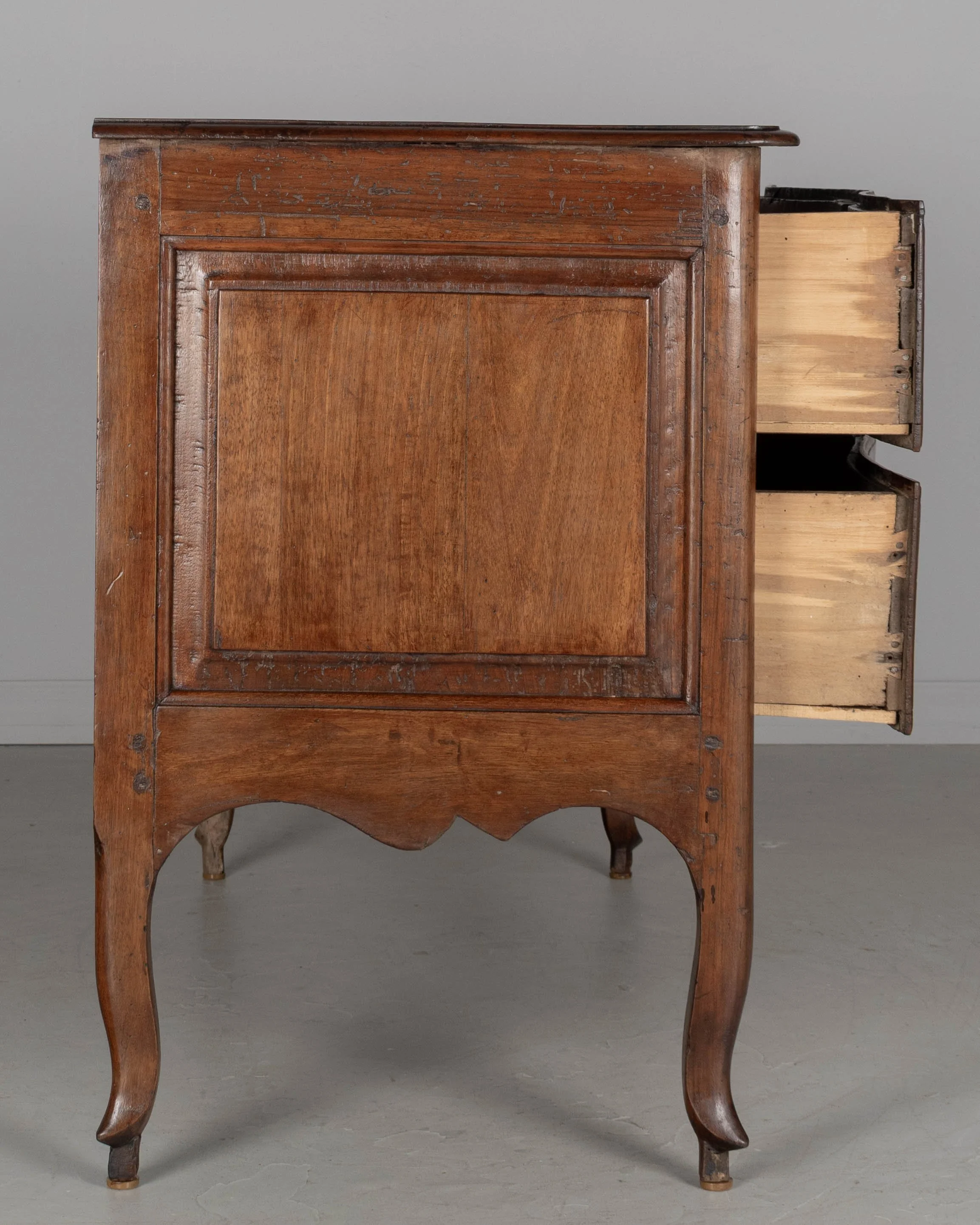 An 18th century Italian Louis XV style serpentine front commode