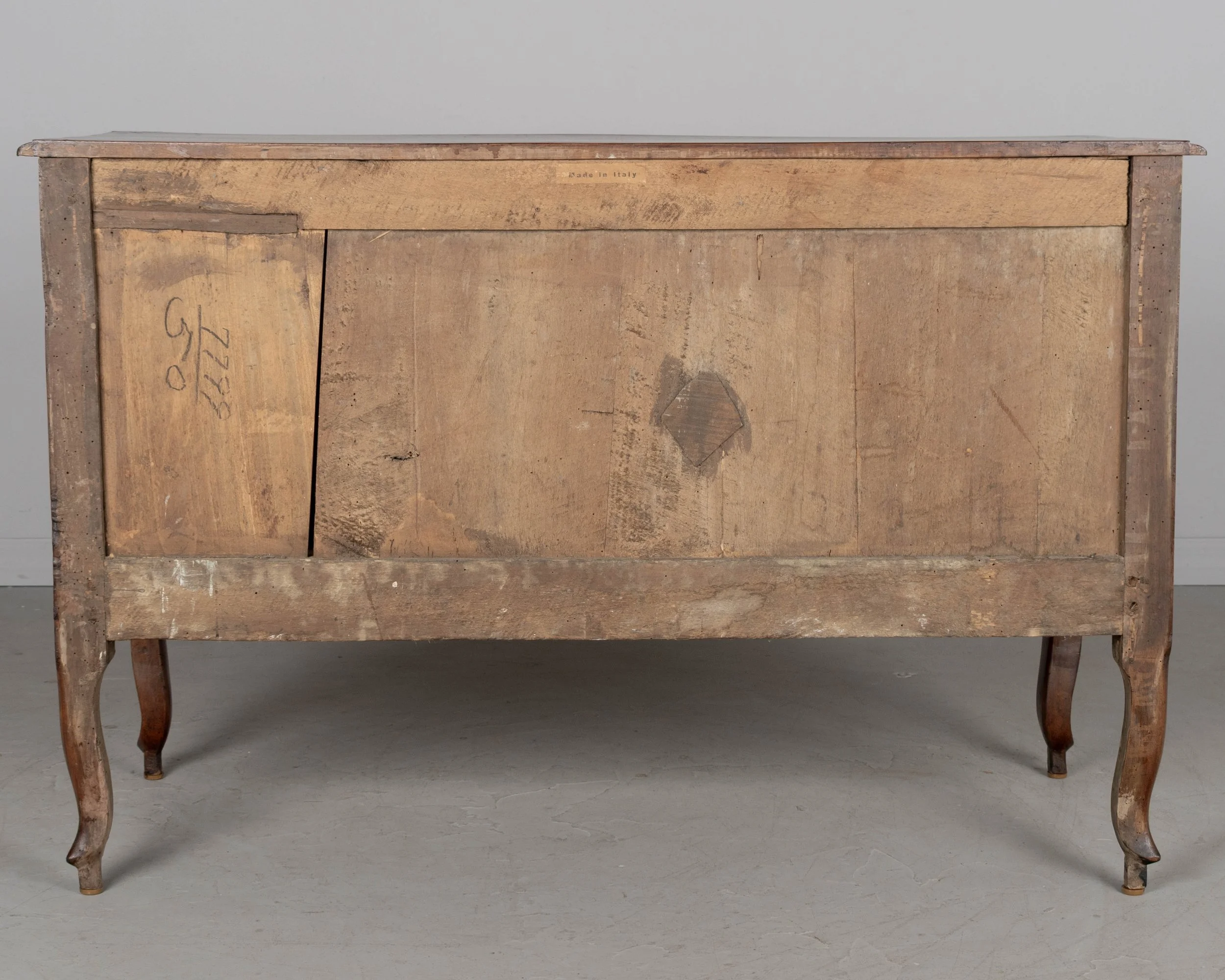 An 18th century Italian Louis XV style serpentine front commode