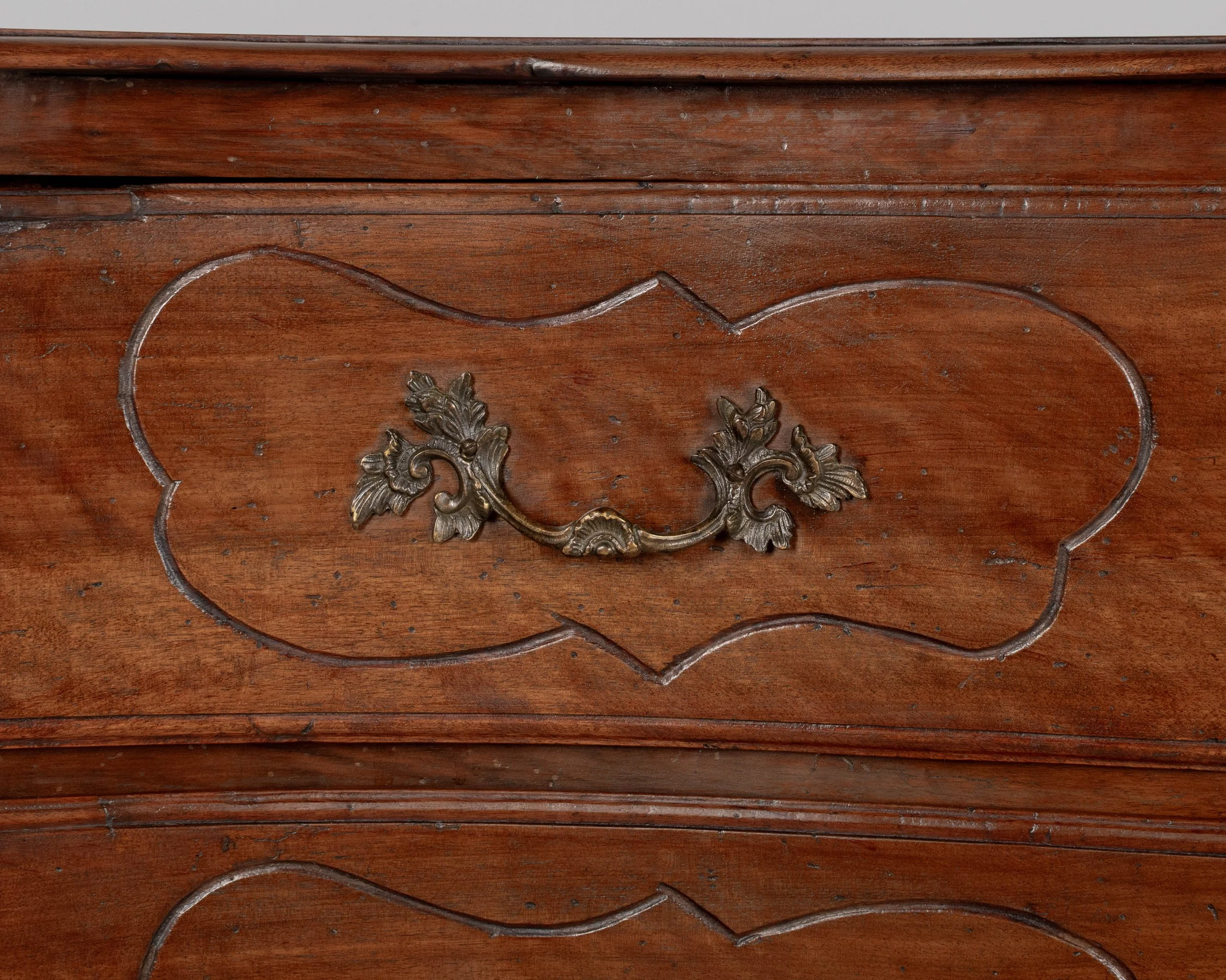 An 18th century Italian Louis XV style serpentine front commode