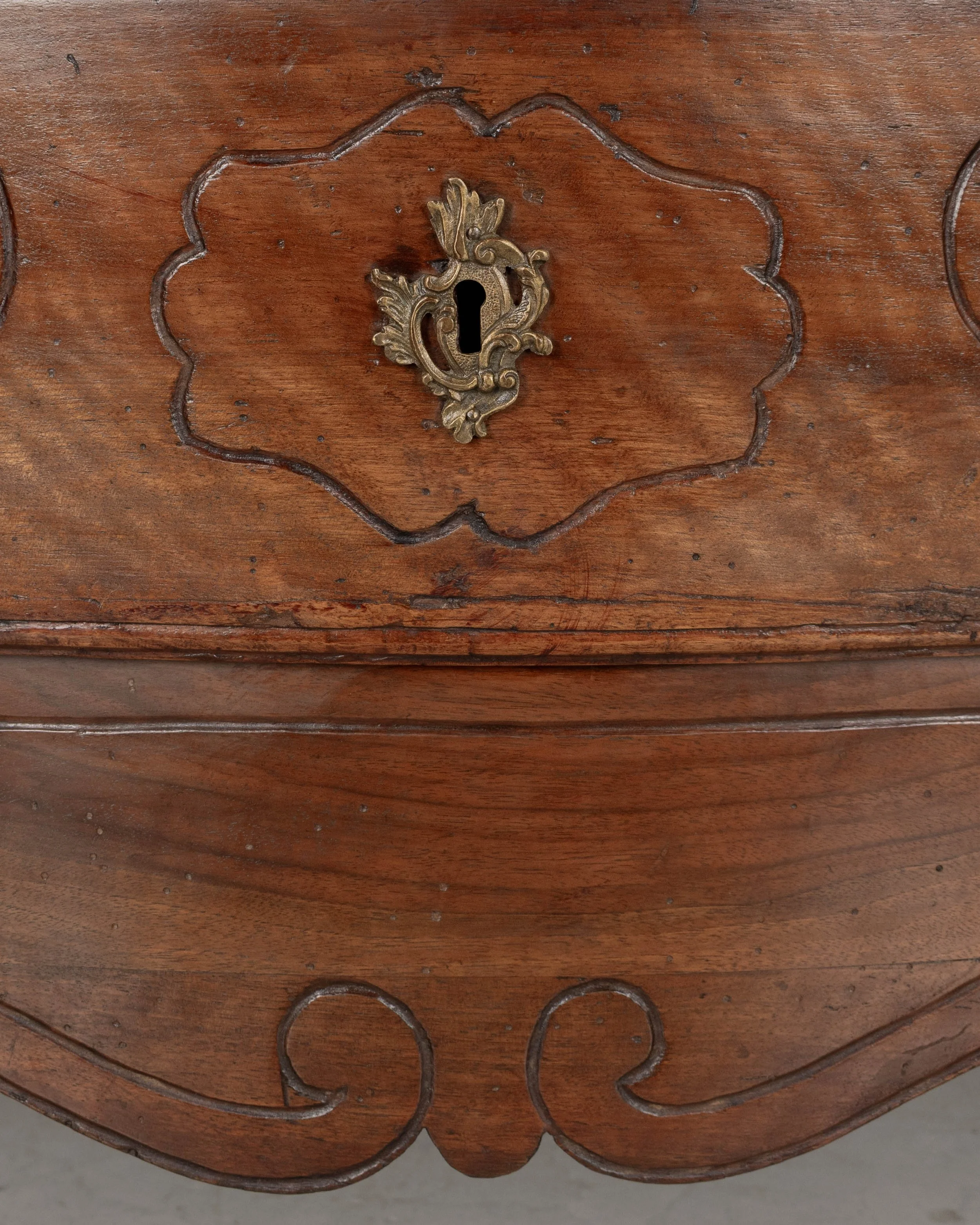 An 18th century Italian Louis XV style serpentine front commode