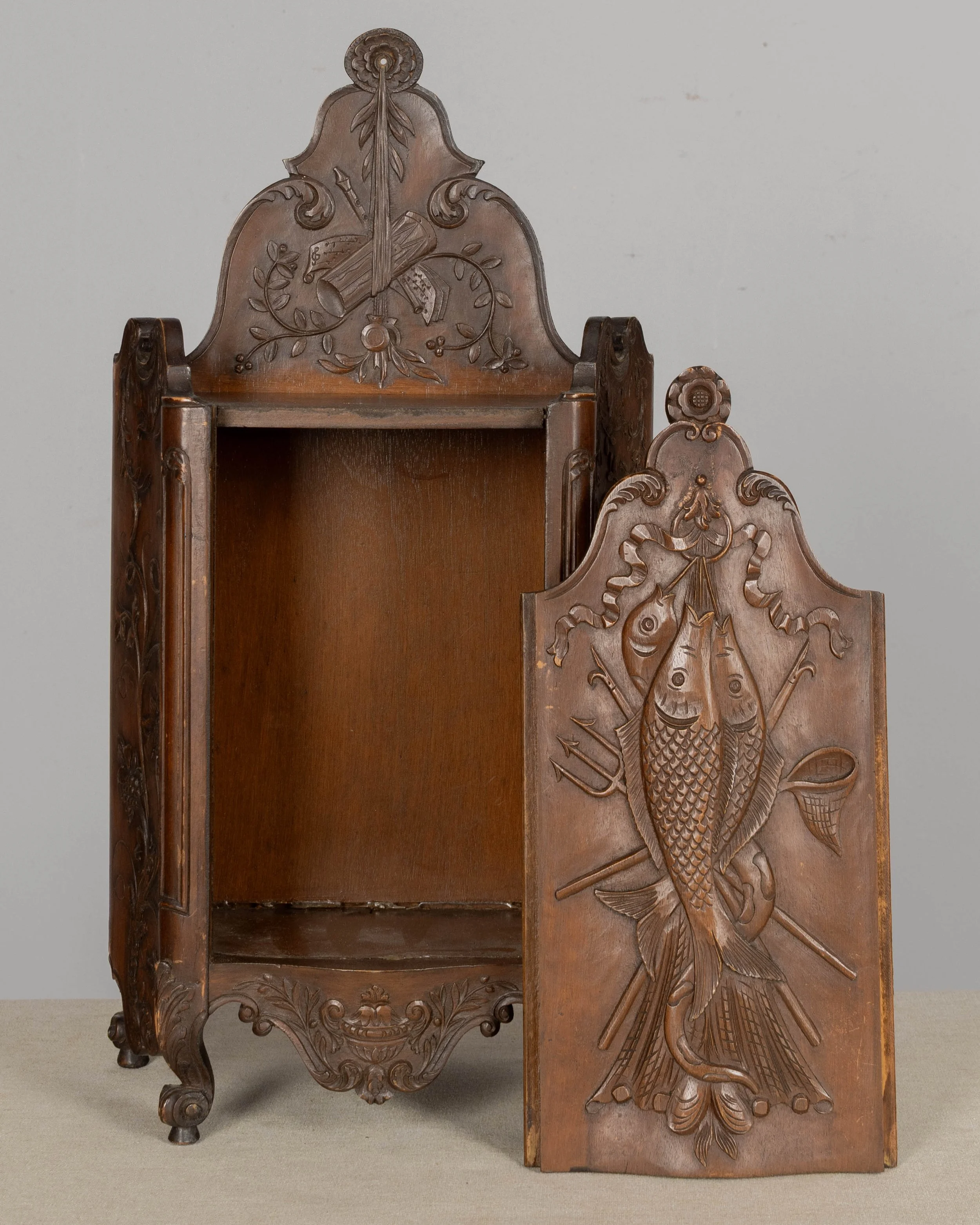 19th century French fariniere made of walnut with nicely detailed hand-carved decorative motifs: