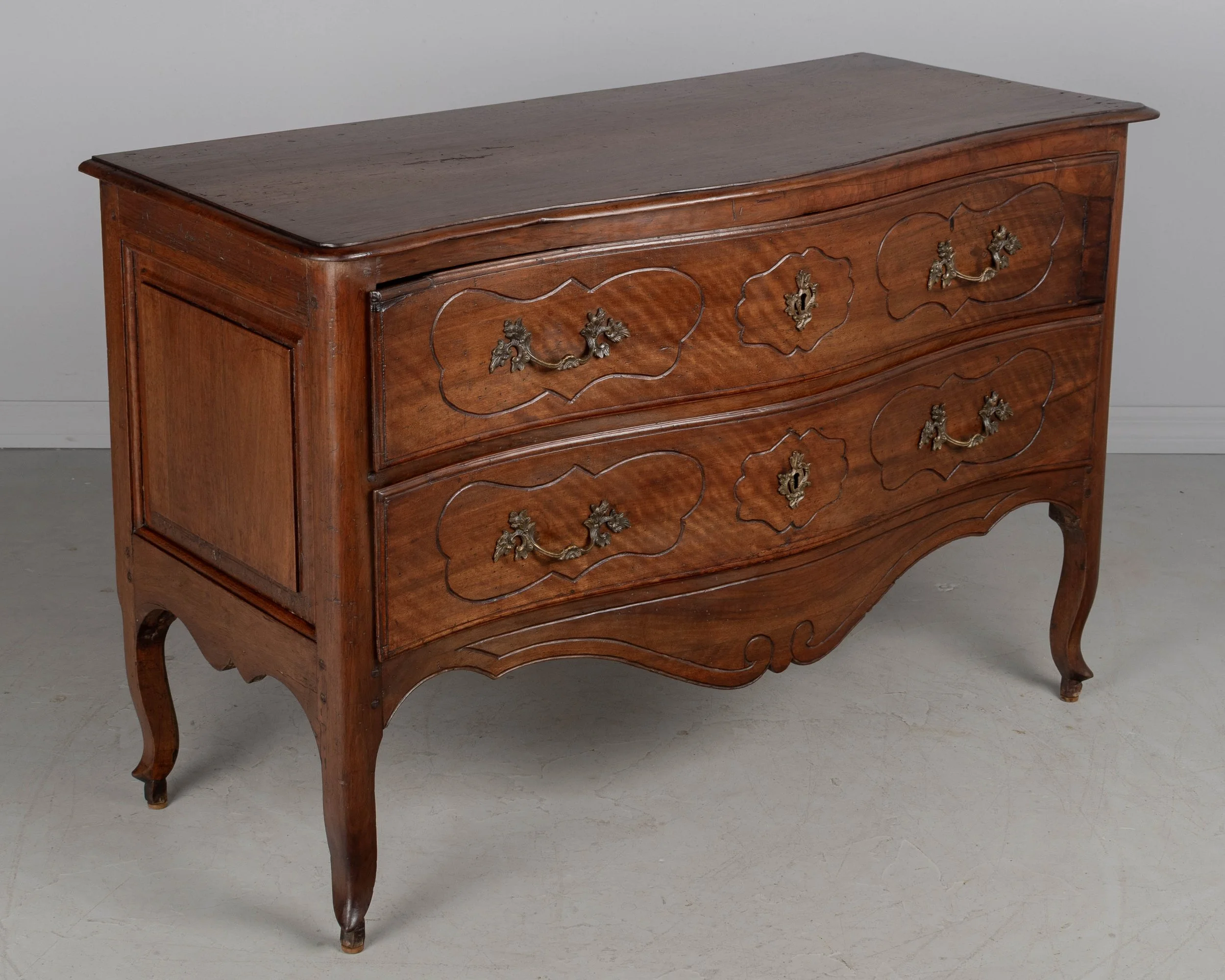 An 18th century Italian Louis XV style serpentine front commode