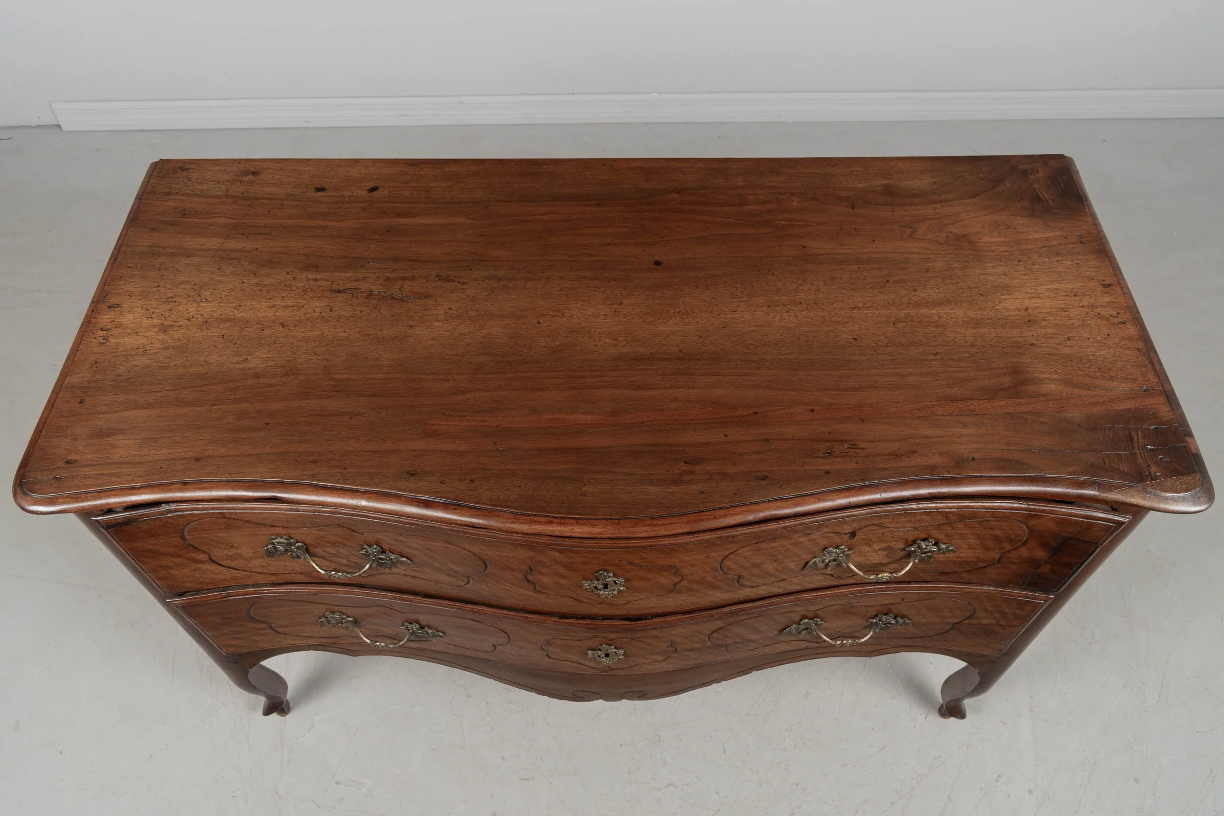 An 18th century Italian Louis XV style serpentine front commode