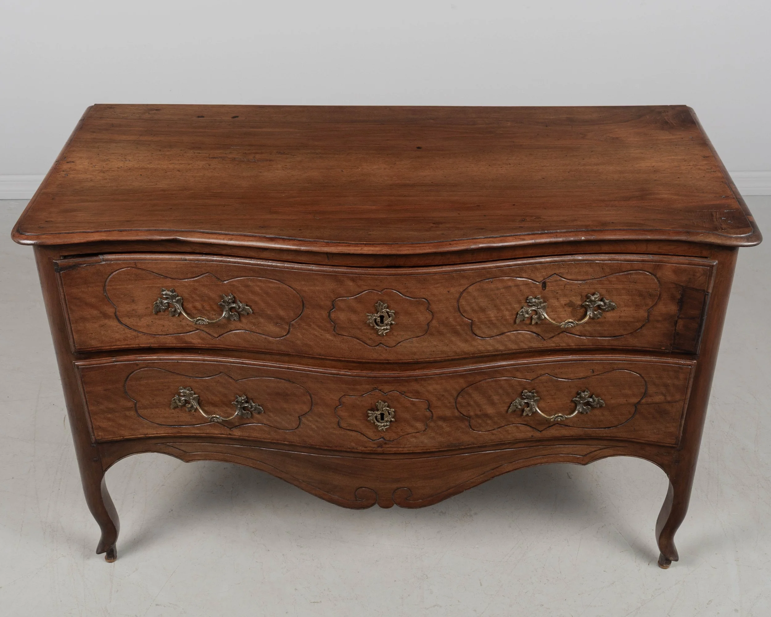 An 18th century Italian Louis XV style serpentine front commode