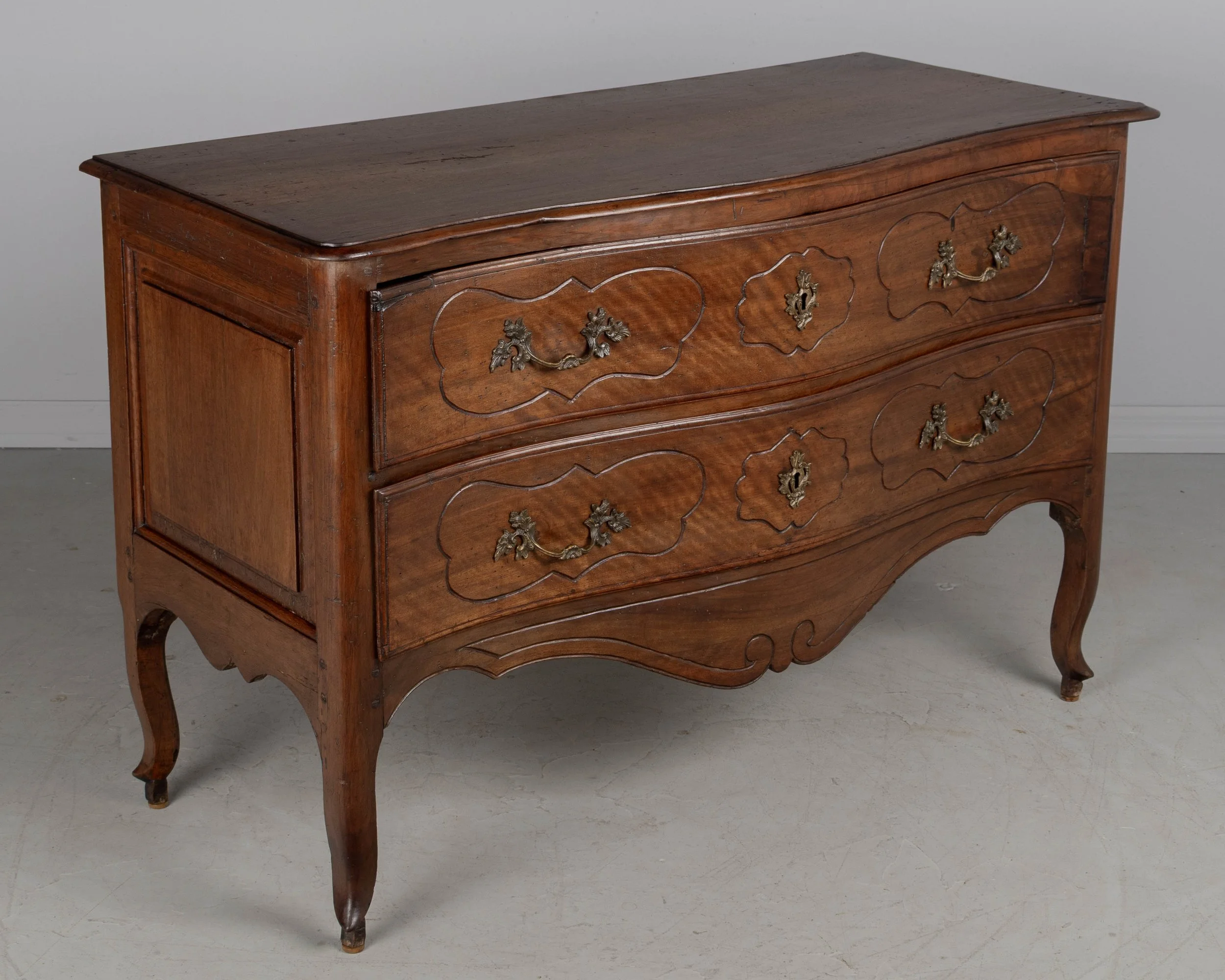 An 18th century Italian Louis XV style serpentine front commode