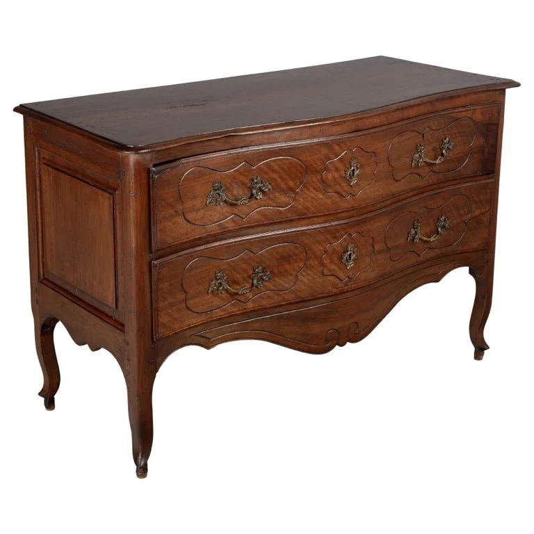 An 18th century Italian Louis XV style serpentine front commode