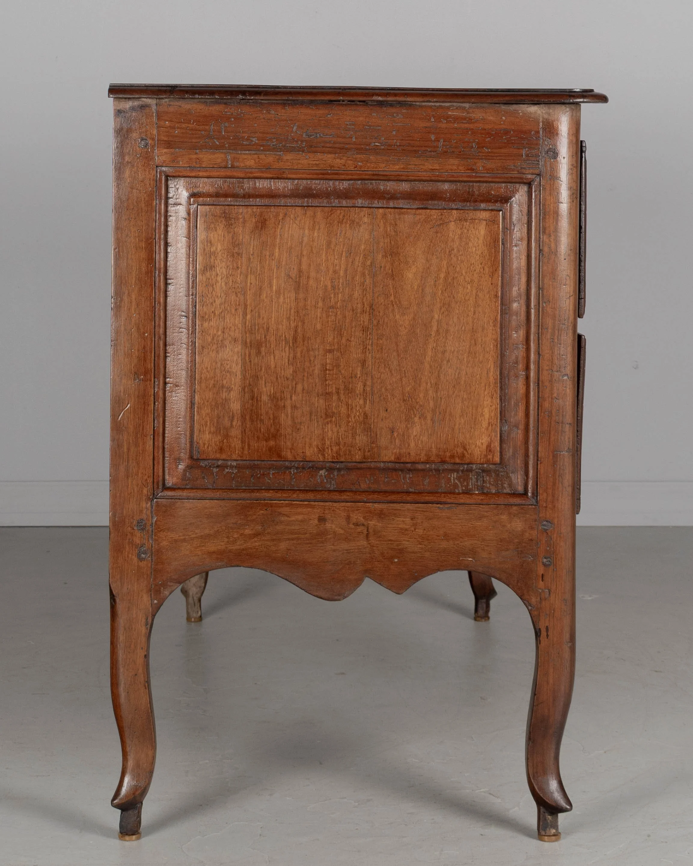 An 18th century Italian Louis XV style serpentine front commode