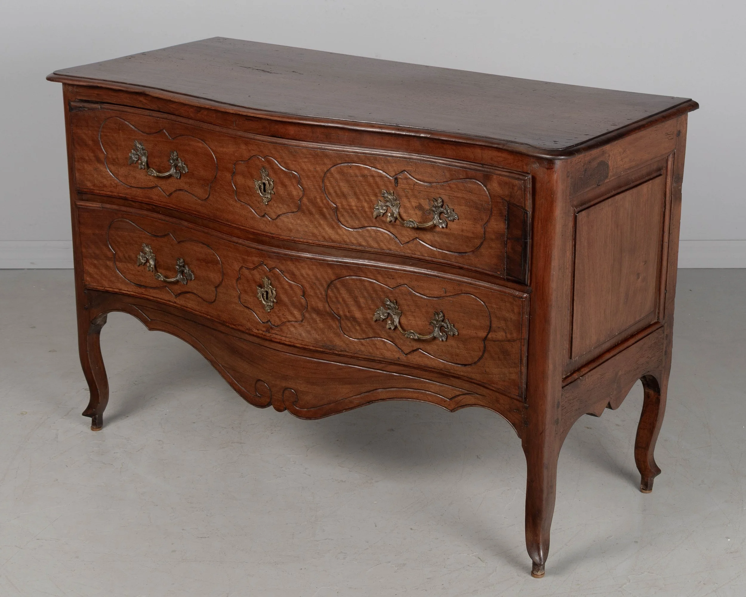 An 18th century Italian Louis XV style serpentine front commode